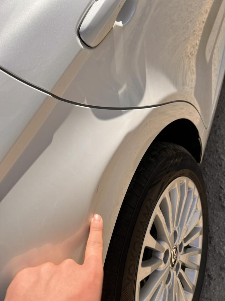 سلام عليكم كامري موديل 2025 زيرو ماشيه 8000 بيها طخه بصيطه مثل ما موضح بالصوره فول السياره رقم مميز ريحه الوكاله بيها كلش حلوه للتواصل  ***********
