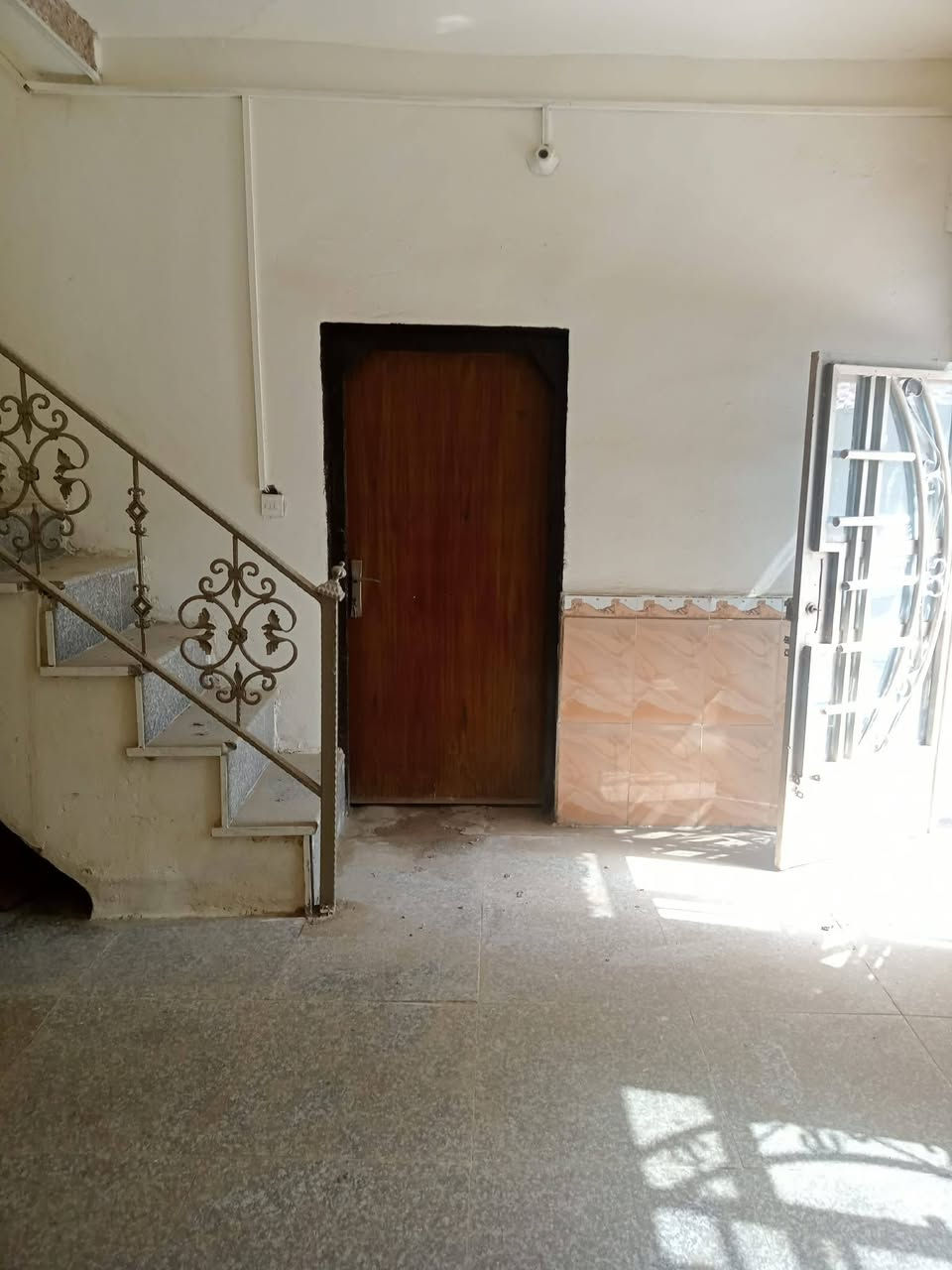 عقار ١٠٠ متر.. لبيع واجهة ٩ ونزال ١١ متر. يحتوي على غرفة نوم واستقبال وصالة وصحيات وسطح.. طابق واحد بنيان نظيف عكاده.. حي النهضة الثالثة مقابل جامع اهل. قريب عل الجمعيه. السعر ٧٥ وبي مجال للشراي. صاحب العقار *********** مكلف بنشره..
