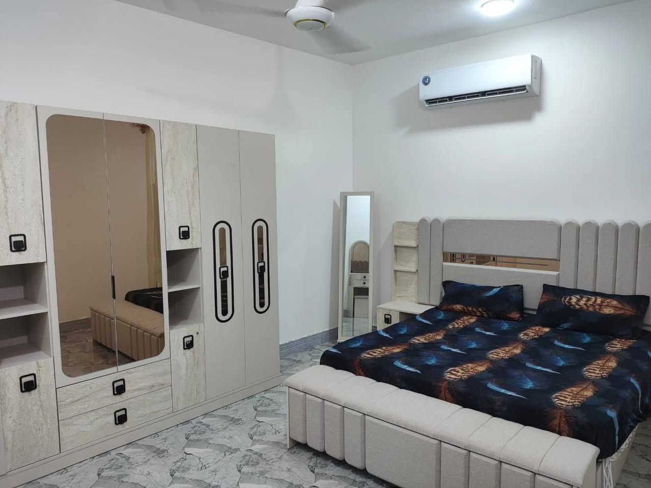 ( زراعي)
ممسوحه من قبل البلديه وجاهزه للتطويب وكافه الخدمات متوفره ماي ومجاري وكهرباء 
حي الجامعه شارع المهندس 
المساحه ( 203)  واجهه 11م × 18.5م نزال
المنطقه مشموله بلتطويب ونظاميه ممسوحه من قبل البلديه 
البيت بناء حديث طابوق  كونكريت صب
كهرباء ماء مجاري درجه اولى 
يحتوي على 
1_غرف نوم عدد 3   (4×5)
2_ استقبال (7×4)
4_صاله (7×4)معزوله عن الغرف
5_ مطبخ (4×4)
6_مجمع غرف +درج (3.5 م ×3 م) 
7_ حمامات عدد 2
8_مناور عدد 2
9_طارمه (3.5 م ×4م)
.........
الشارع عرضه 8 م
( بناء درجه اولى) 
السعر/ 150مليون قابل للتفاوض
العنوان / الناصريه قرب جامعه ذي قار الرئاسيه بنزله شارع المهندس
للاتصال او وات ساب /***********
