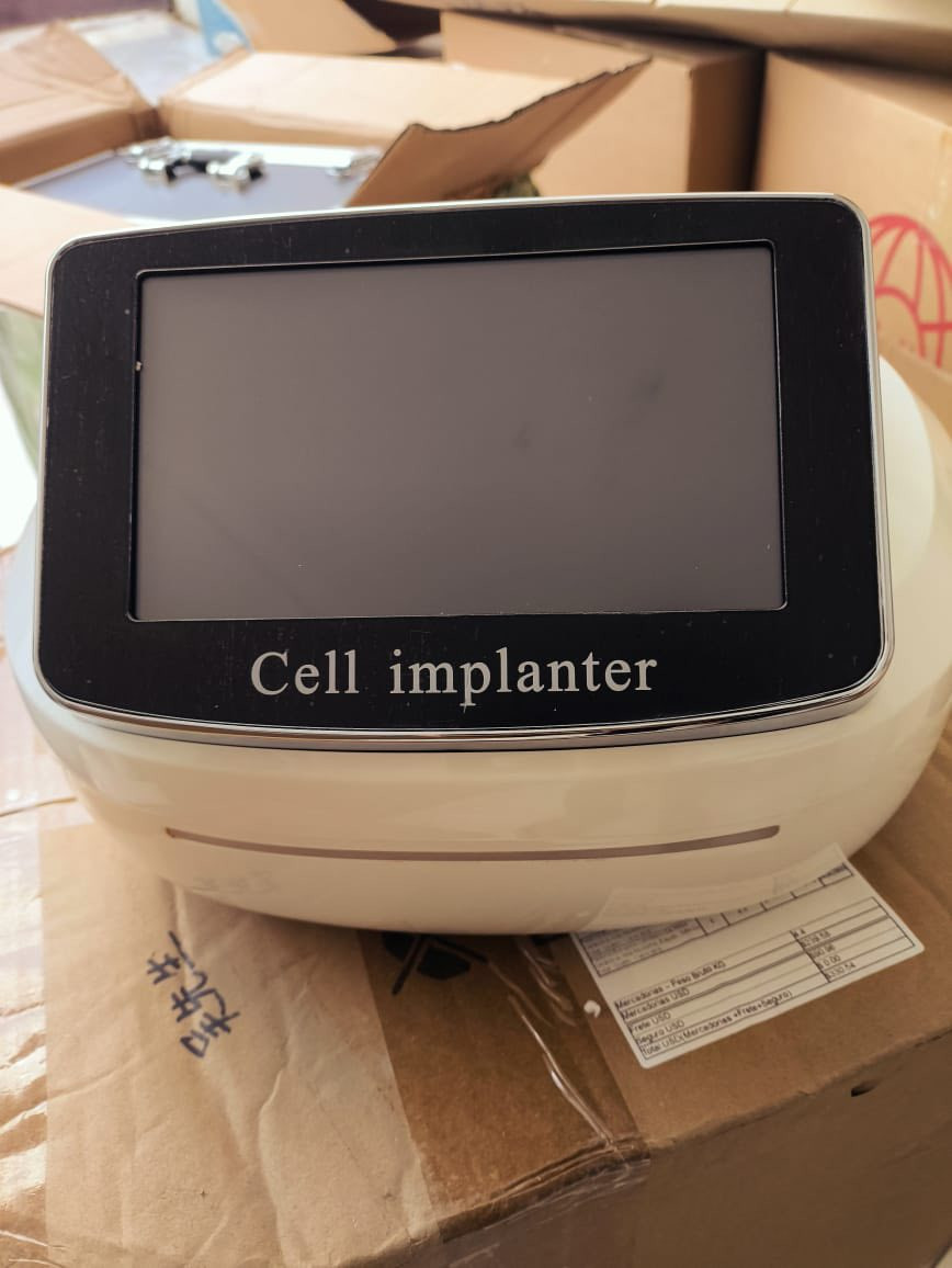 هذا هو جهاز زرع الخلايا (Cell Implanter) أو مسدس الميزوثيرابي، وهو جهاز تجميل غير جراحي يستخدم لترطيب الوجه وتحسينه. 
يستخدم تقنية الميزوثيرابي لتحسين الجلد وإزالة التجاعيد.
يتميز بأنه خالٍ من الإبر وغير غازي. للتواصل متوفر واتساب ***********
