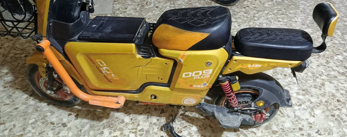 السلام عليكم دراجه للبيع اكس 900 وبيها نظام البنك ولايه ال ناصر وبيها زلغات قليله شاحنه شاحنه ومرايات وبايدرات وبطاريات جدد ودراجه ما بيها شيء نظيفه كل شيء شغل بيها كهربائيات كلها السرعه اربعه والمشي بالعداد 1006 وسعر الدراجه 550 وبيها مجال ويتفضل على هذا الرقم***********
