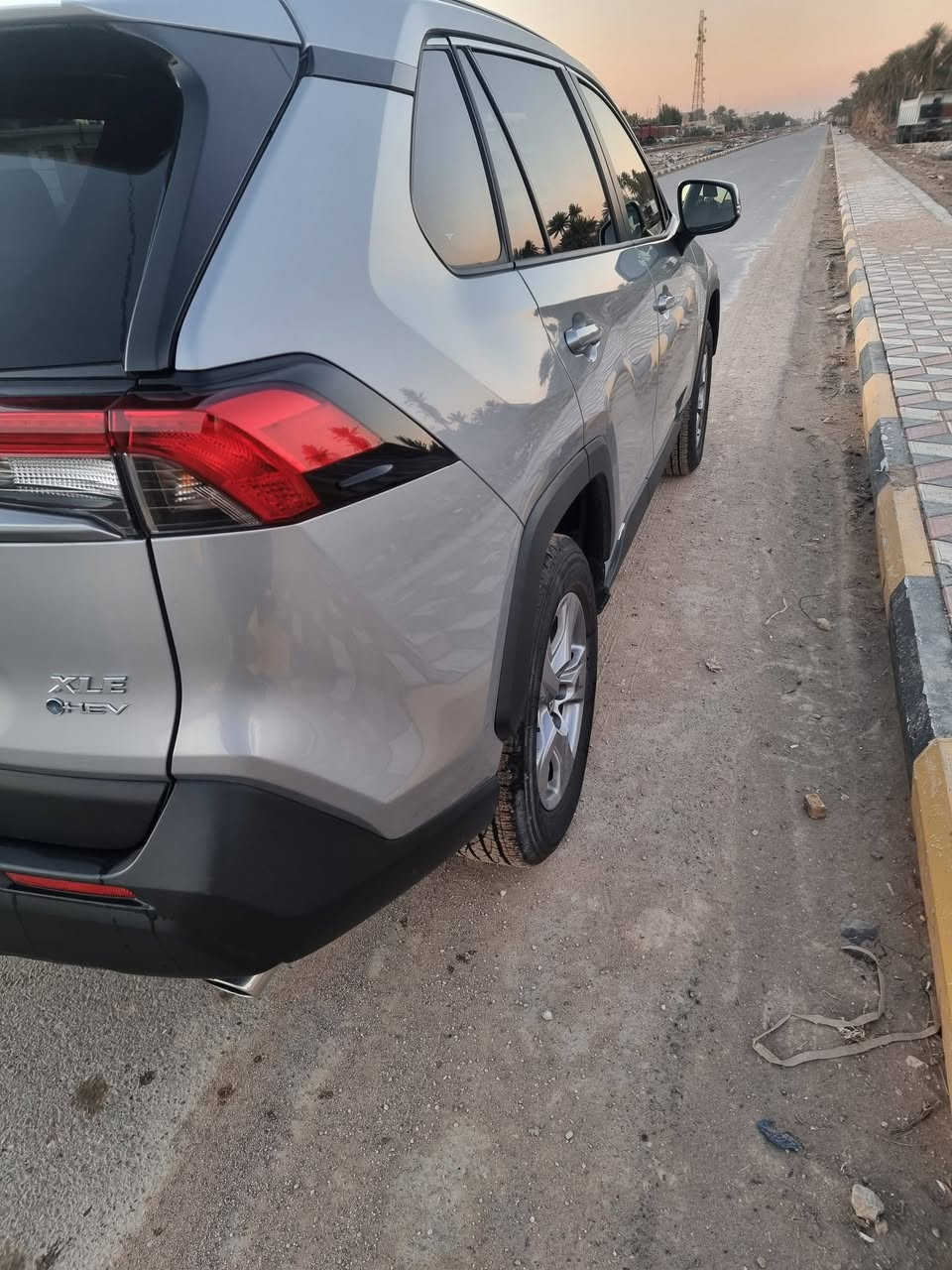 السلام عليكم عندي راف فور ٢٠٢٥ هايبرد وارد امريكي لون سلفر بالنايلون ماشية ٤٥٠٠م فقط بيها قطعة واحدة البنيد مبدل لان المنيوم دخول جديد فحص مواصفات 
بصمة تشغيل +بصمة ابواب فتحة بالقمارة كرسي كهرباء صندوق كهرباء فور ويل ومواصفات الراف المعروفة  الاتصال ***********
