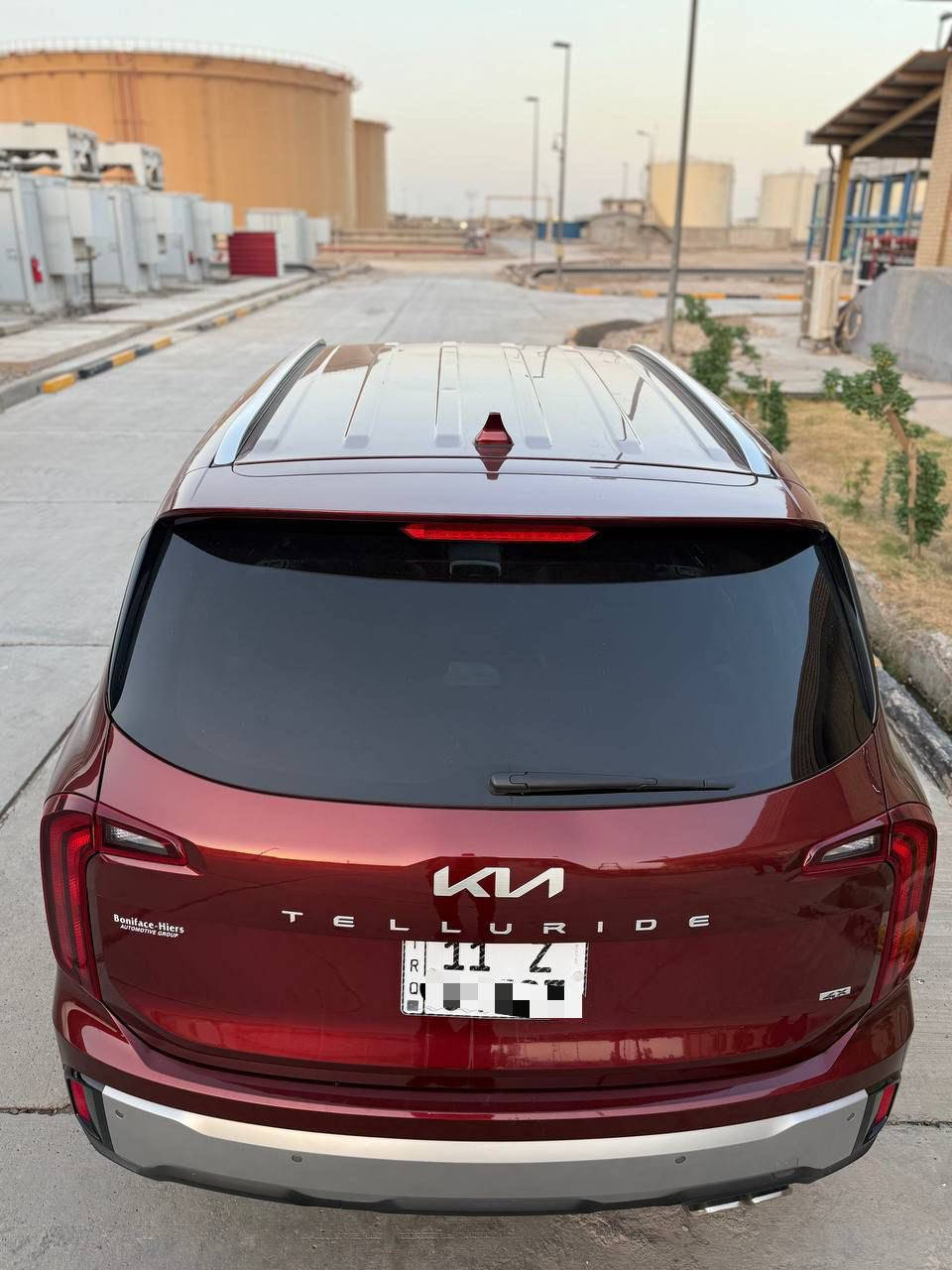 السلام عليكم 
 كيا تيلورايد  وارد امريكي  موديل 2023
•الضرر:  واضح بالفيديو بيها صبغ 2 بالعراق وثنين شركة باميركا ارباك دركة ودشبول وبردة جهة اليمين

•المواصفات :
▪️السيارة: كيا تيلورايد S برغندي مميز(ماروني)
▪️المحرك: 3.8L (ستة سلندر)
▪️العداد: 46 الف
▪️تحديد مسار
▪️بصمة تشغيل عن بعد
▪️خاصية تحديد المسار
▪️رادار امامي للتوقف التلقائي
▪️حساس خلفي 
▪️حساسات و رادارات الاجتياز الجانبية 
▪️كامرة خلفية دوارة اصل مع الستيرن
▪️تحكم فول كهرباء لمقعد السائق 
▪️شاشة الدشبول حجم كبير للتحكم بايعازات السيارة
▪️كشنات السيارة جلد اسود اصل
▪️تدفئة الكشنات المقدمة
▪️السيارة 7 راكب
▪️اربع قطع تبريد مع مكان شاحن موبايل امامي خلفي
▪️سستم صوت
▪️المقاعد الخلفية منفصل ملكي
▪️تحكم ستيرن جهتين بلوتوث وحاكية وكروس سرعة وتحكم صوت 
▪️نظام ABS مانع انزلاق
▪️شحن موبايل لاسلكي
▪️نظام كار بلي 
وبيها بعد مواصفات 
**ملاحظة** 
مرقم كامل باسمي
السعر ٢٥٣ بيها مجال
 
للاستفسار اكثر الاتصال او واتس***********
