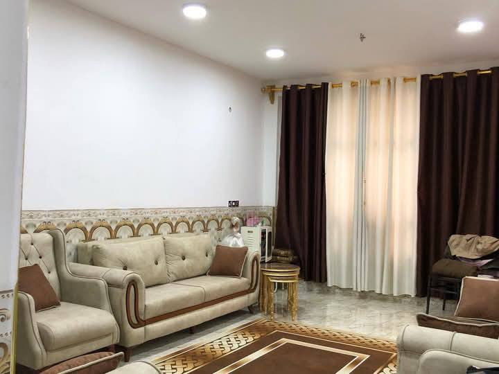 بيت للبيع مساح البيت كلي٢٠٠ ماعده حديقه بيت بيه غرفتين نوم 5في خمسه حمام 3في 3مساحه  حولي 7في اربعه مطبخ 5في خمسه فوك بيتونه تصلح غرفه بيتونه سطح شتايكر جديد صاله خطار 7في اربعه بناء حلوه مرتبه حسب نظره خارج ملبوخ بس واجهيه مطبكه وبس ارضيه طرمه مطبكه وبس موقع بيت كمير قرب مركز شرطه الفحامه نزله مقابيل مركز مسافه قريبه بيت فرعي عرض شارع 10 هاتف تواصل صاحب بيت ***********
