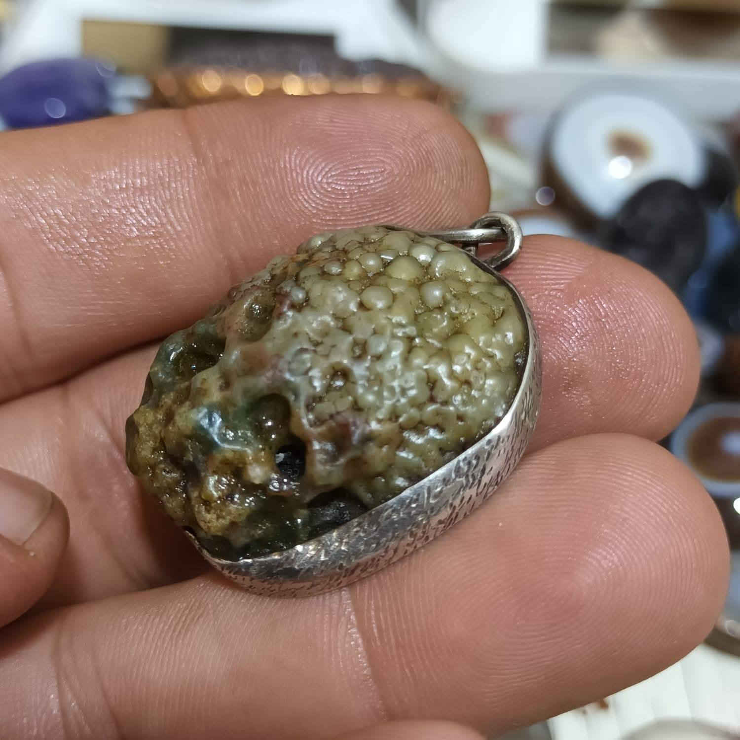 🐉❤️حجر زوعة الحية الاصلي قلادة فضه اصلي مخطوطة على الفضة ومطلسمة بالظهر شوفوها بعيونكم قطعة قديمة حيل و من ارقة أنواع زوعة الحية العنوان بغداد الأمين يوجد خدمة توصيل كافة المحافظات 
***********
