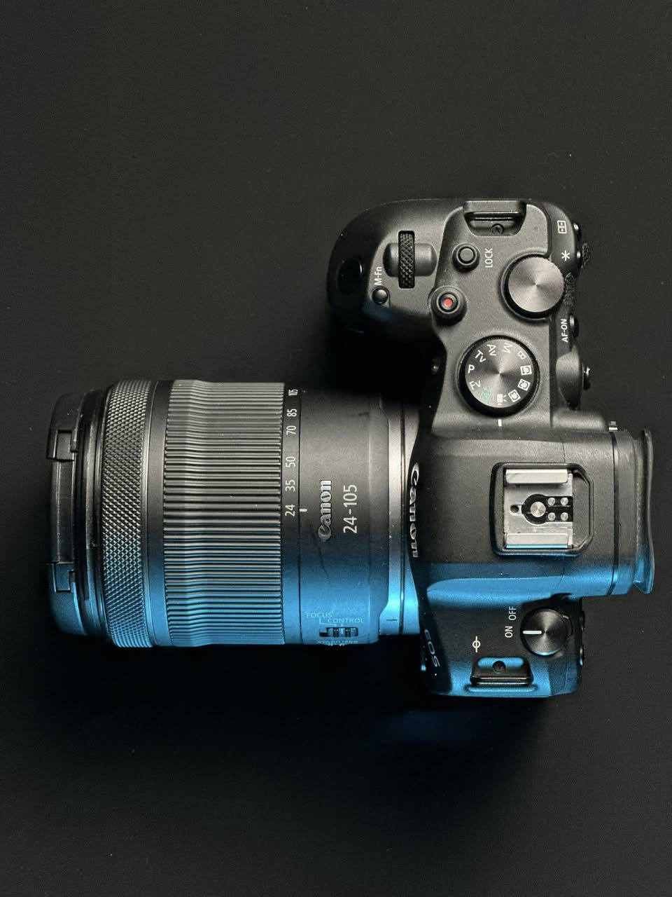 — Canon EOS R6 + Canon RF 24-105mm F4L IS USM 🔥
كامرة احترافية فول فريم، الغنية عن التعريف
مناسبة للتصوير الفوتوغرافي والفيديو وصناعة المحتوى، أداء سريع وثبات خرافي وجودة صورة سينمائية ✨

🔹 المواصفات:
• سنسر Full Frame
• تصوير 4K احترافي
• تثبيت داخلي قوي IBIS
• أوتوفوكس سريع جداً مع تتبع العين
• أداء ممتاز بالتصوير الليلي
• تصوير متواصل سريع للمناسبات والسبورت

🔸 العدسة:
Canon 24-105 F4
عدسة احترافية متعددة الاستخدام
حدة ممتازة + ألوان جميلة + فتحة ثابتة F4 🔥

📦 الملحقات:
✔️ الحزام الأصلي
✔️ بطارية
✔️ شاحن بطارية
✔️ جاهزة للشغل مباشرة

🖤 الكامرة نظيفة جداً والاستعمال مرتب مثل مو واضح بالصور
السعر 2100000 مليونين ومية بيهة شي بسيط 
📩 للاستفسار خاص
او اتصل ***********
