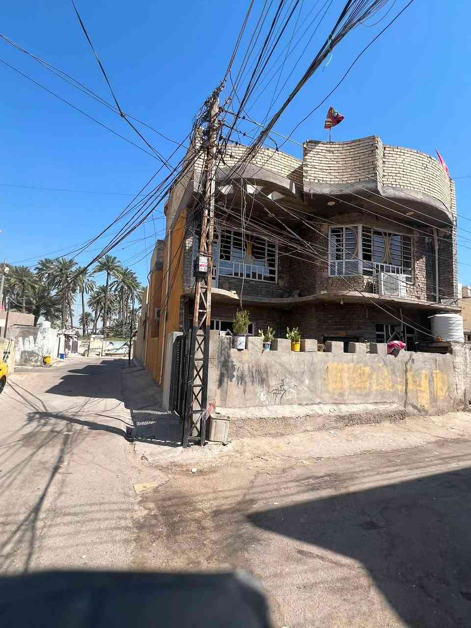 بيت طابـو زراعـي سنـد 25
مساحتـه الكليـه 160متـر مربـع 
متكـون من طابـقين يحتـوي علـى 6 غرف نوم  ويحتوي على حمامات 🛁 عددٍ أثنين و أستقبـال و مطبـخ و صالـة و مناور عدد أثنيـن
للأستفسـار أكثـر التواصـل مع صاحـب الــدار  (***********)
