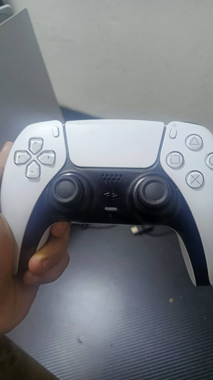 السلام عليكم بلي 5 الاصلي مستعمل قليل جدا ونضافه عاليه وكارتونته موجوده ، وياه جويستك اصلي ومعدل على الگيوره مالتها حتى ما يصير بيها درفت يعني عمرها اطول من اليده العاديه وياه 3 اقراص اله الحرب الجزء الرابع وايام مضت ولعبة ديث ستراندك 2 من العبقري كوجوما لعبتي المفضله والي اشتريت البلي علمودها لأن أنا لاعب بي سي وبس ختمتها ما لعبت بالبلي بعد الا قليل اللعبه كلش حلوه واذا مو ذوقك تكدر تراوسها باي لعبه تريدها وفرق قليل لأن اللعبه جديده وسعرها غالي لحد هسه ، ملحقاته كامله من كيبل الطاقه وكيبل الشاشه ووياه هديه كيبل شحن لليده طوله مترين يفيد لليلعبون هواي السعر 760 الف والتوصيل موجود لكل محافظات العراق لحد يكول هذا مو سعره الاسعار هسه كلها غلت والجديد بدون اي ملحقات والعاب صار ب900 وفوك 
ضمان فحص واسترجاع اذا بي خلل ترجعه بيد المندوب للتواصل خاص المازنجر أو على رقمي *********** 
راسلني وتدلل
