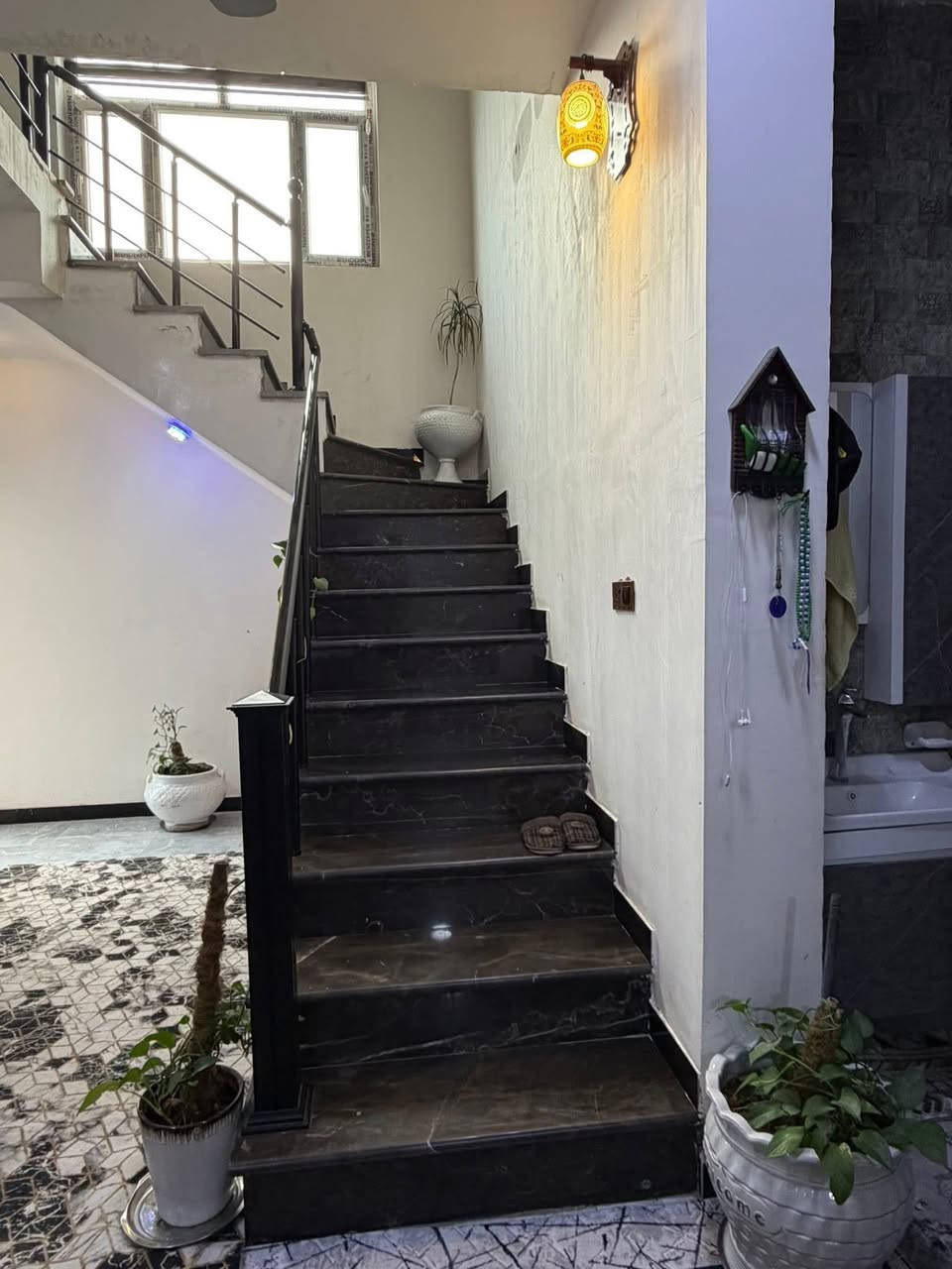 سلام عليكم بيت بناء حديث ابو غرق حي لحوراء يبعد عن شارع كربلاء ٧٠٠ متر نزلت سيد دريس زراعي ٢٥ لمساحه ٣٨٠ / ***********
