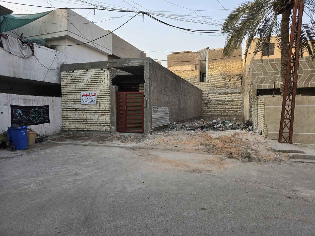 سلام عليكم بيت طابق واحد للبيع في حي الجوادين مجاور مدرسه التقدم مساحه 100 واجه 5 نزال20 ستقبال 6 متر غرفه نوم 5 درج خارجي بيت ينجح ستثمار باقي تفاصيل بالفيديو السعر 200 مليون /***********/ ***********
