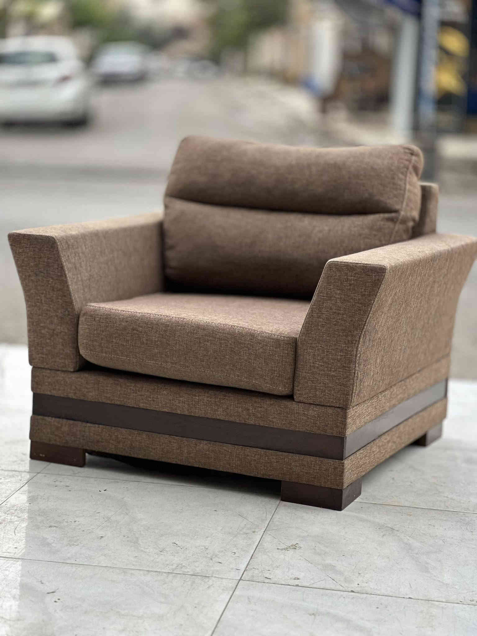 تخم امريكي (تكمه)  نضافه 100/100 دزاين  عصري  طبلات جانبيه  يمين او يسار ع قطع الثلاثيه متكون من 10 مقاعد     قماش كتان  امريكي مقعد متحرك طبي سوفت امريكي  فول بوليستر وجهين سحاب سهل التنظيف هيكل الداخلي  والخرجي  بل كامل خشب زان طبيعي     عنوانه اربيل زانكو 99 قرب مطعم كص سنگر  يوجد توصيل ل بغداد ولباقي المحافظات  للاستفسار او الحجز متواجد واتساب ***********
