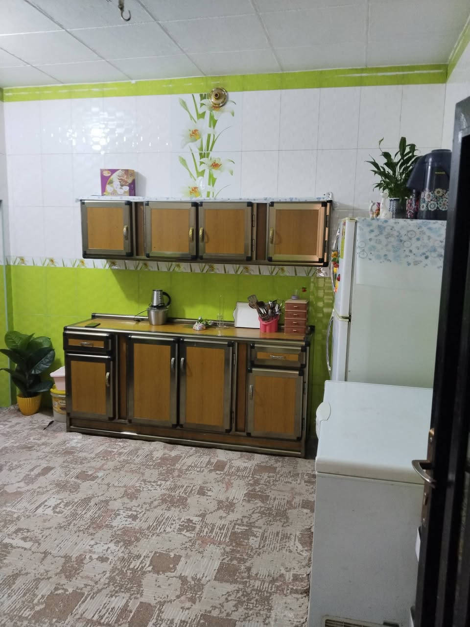 بيت 200م في حي ابو طالب ثالث فرع من معمل الخياطه ودور القضاة يتكون من من استقبال ومطبخ و2غرف و الثالث في السطح غير كامله اعكاده في منطقت ال77
تواصل:  ***********
