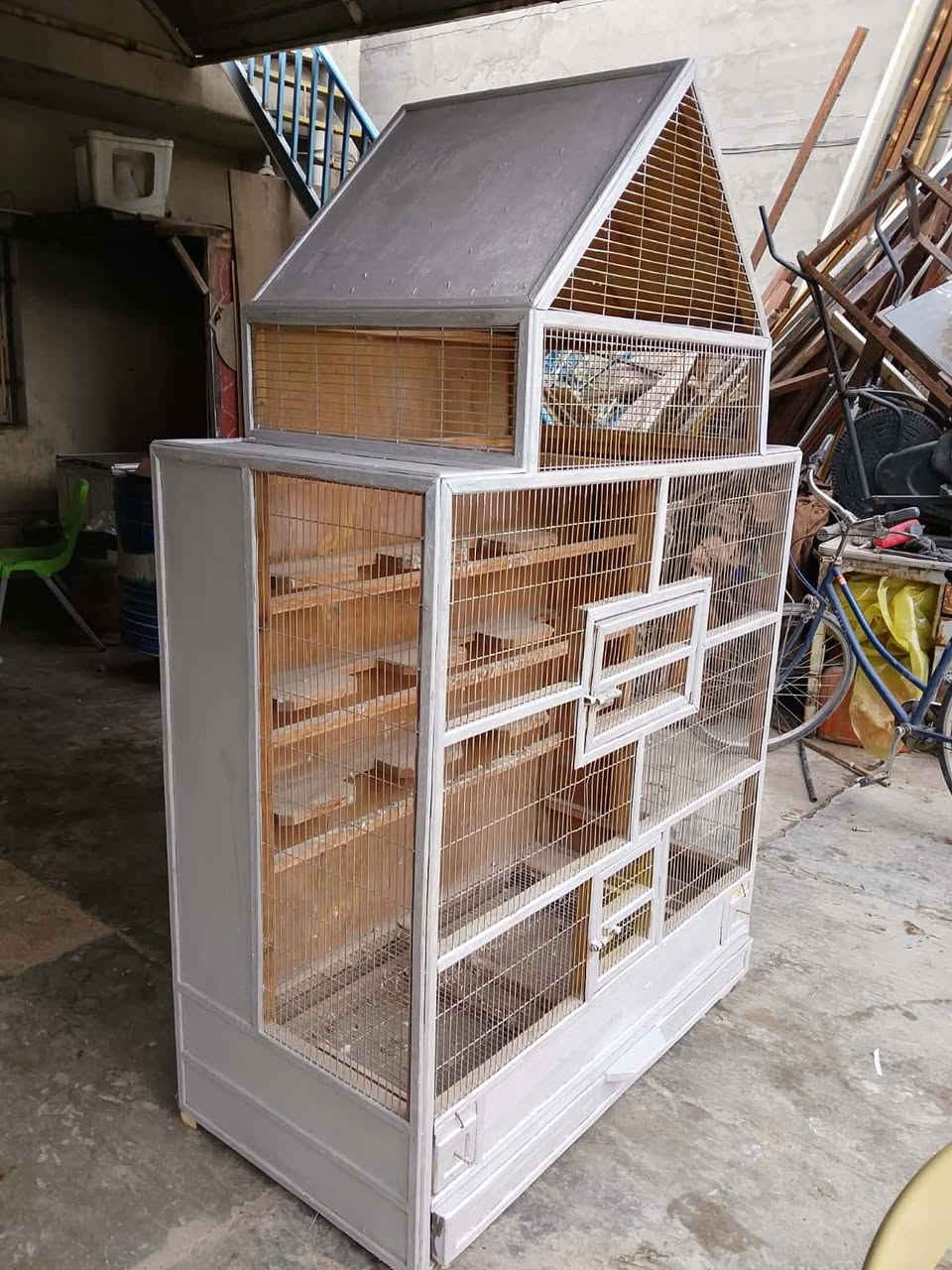 السلام عليكم
قفص للبيع حي النصر الثانيه الهاتف ***********
جراره مع معالف جانبيه
سعر 80 وبي مجال قليل
