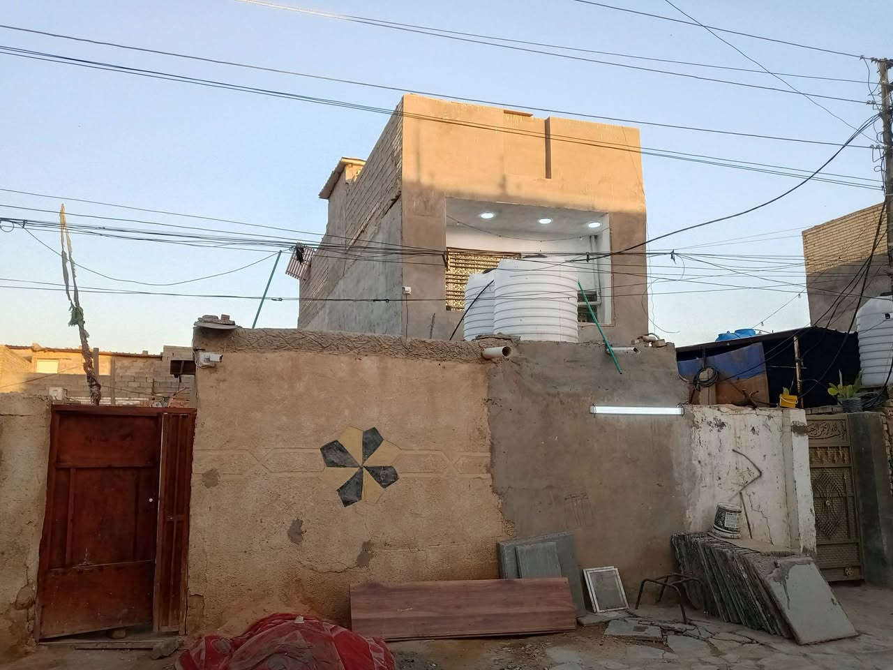 بيت 100متر اللبيع كامل؟ طابق الثاني حديث كامل  تعال وكعد ناقصه شياء  بسيطه الاستفسار  انتصال فقط ***********
