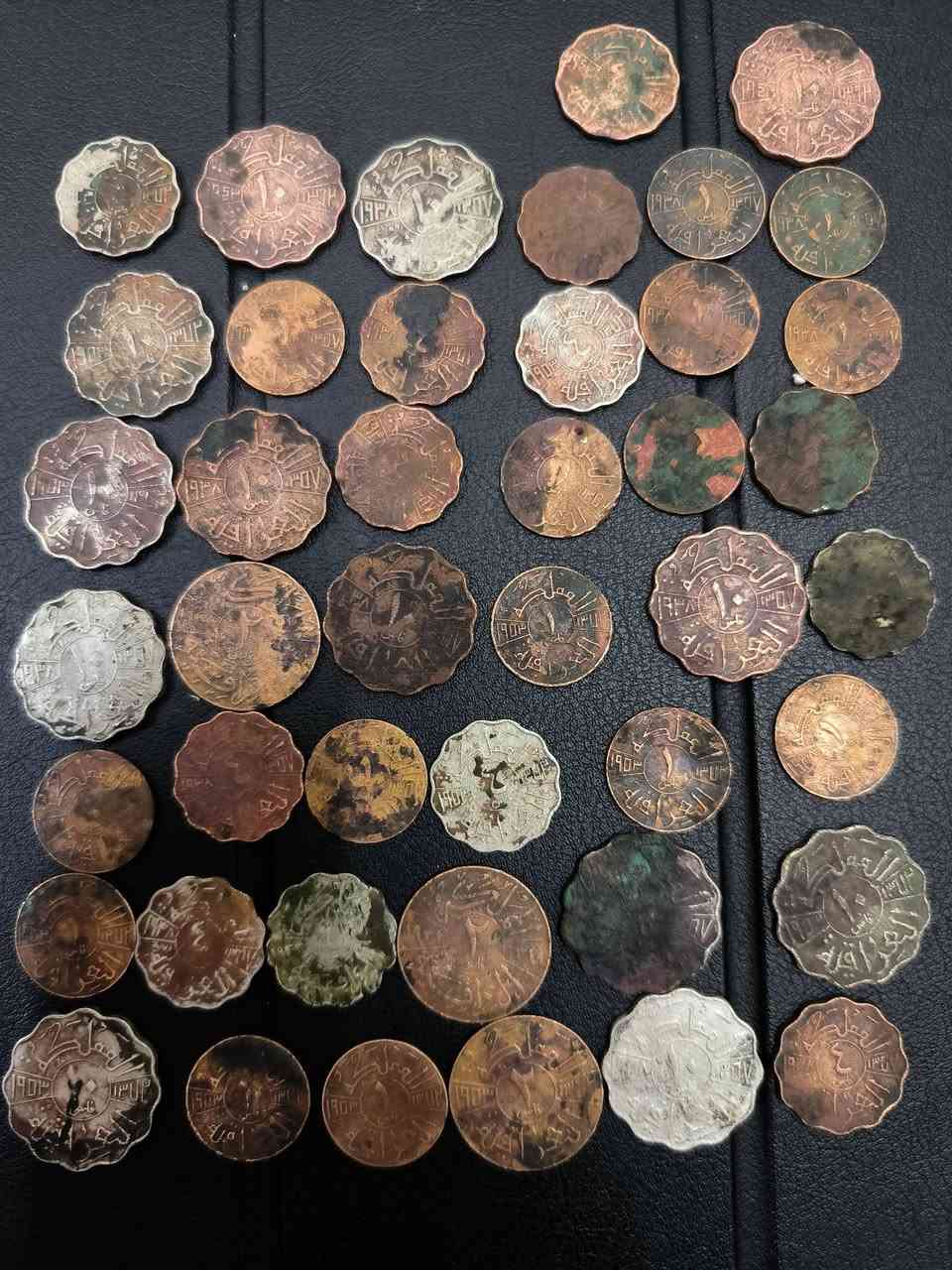 عملات عراقية ملكية متنوعة عددها ٤٤ عملة من بينها ٣ عملات فيصل الثاني (البيبي) الحالة مثل ما واضح بالصورة اكو بيهم يغطيها طبقة من الاوساخ بس الداخل نظيف واكو الداخل متضرر والضرر بعضها متوسط
مزاد يبدأ من ٤٠ الف وبدون سحب يعني اعلى واحد يدفع بيهن بالعافية عليه ينتهى المزاد غدا الثلاثاء الساعة ٩ مساء 
يتوفر توصيل


**إذا كنت صاحب هذا الإعلان وتريد حذفه لأي سبب، رجاءا أرسل رسالة إلى الدعم الفني**