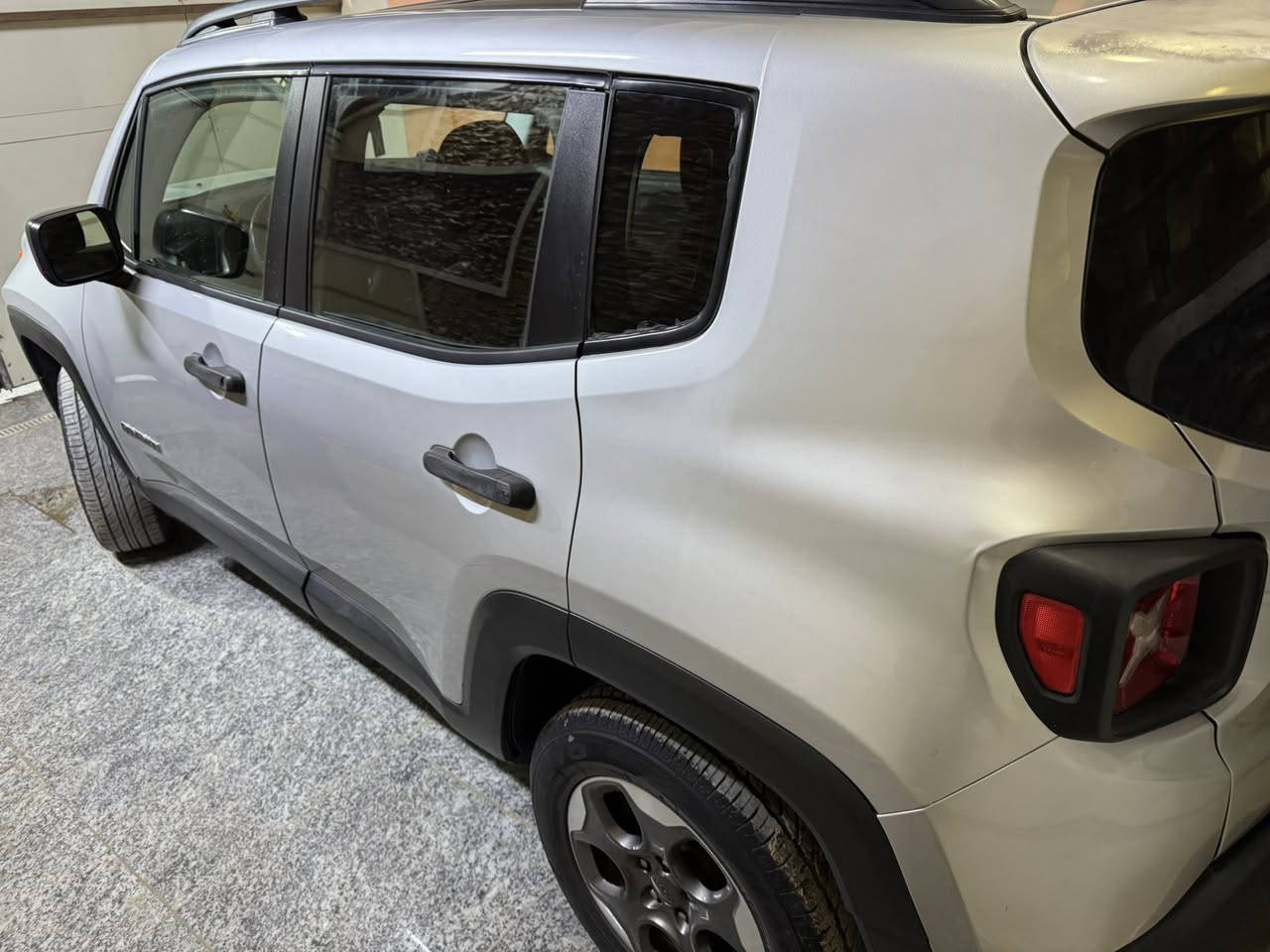 السلام عليكم 
جيب رينكد 2017 فول للبيع
محرك 2400
رقم اربيل بأسم شركة 
سياره ماشيه 92 الف كيلو
محرك كير حداديه تبريد كهربائي دواخل كله جديد بعده
كلشي بيه شغال وبلادي
فتحه ، شاشه. بصمه. تحمكات. سايد بريك بصمه.
حادثه فقط (بنيد) جنطه كلير امريكا سونار موجود 
سعرها 105$
مكانه بابل 
سياره مامتعوبه ابد وكلش نظيفه وبلعافيه ع ياخذه
اتصال او وات ساب ***********
