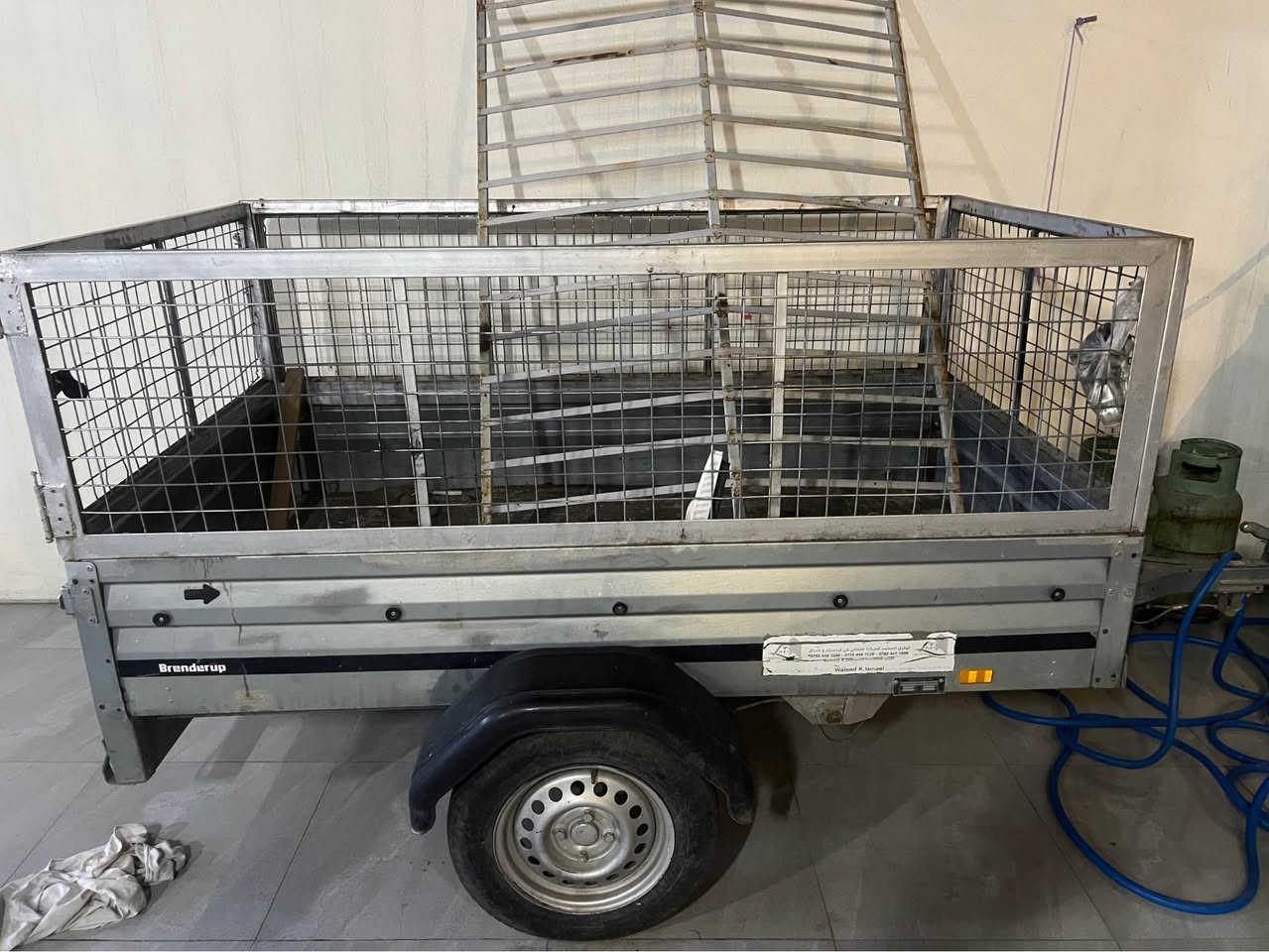 عارةبانةي دواي سةيارة
الماني وەجبەی قەدیم
مەنەفێستی لەگەلە
پێشەوەی قەلابە
کارەبایاتیی مەزبوتە
دوو چەمچەی لەگەلە
*********** أربيل, العراق
