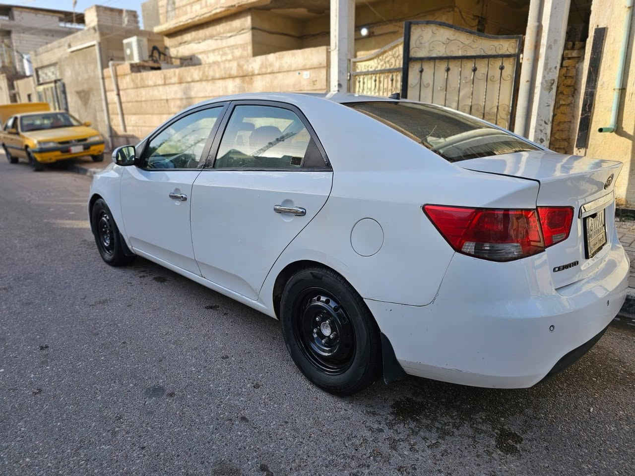 السلام عليكم سيراتو موديل 2012 رقم بصرة حره باسمي تحويل ثاني يوم سنويه منتهيه محرك كير حداده تبريد تدفئه تخم تاير السياره جاهزه من كلشي بيهه بارد بلصندوق وحار قليل بلحوض ودحجه بلباب الوره ضاله ع وضعها وصبغ بلدواير فقط اريدهه ب93 مكاني بصره *********** البصرة, العراق
