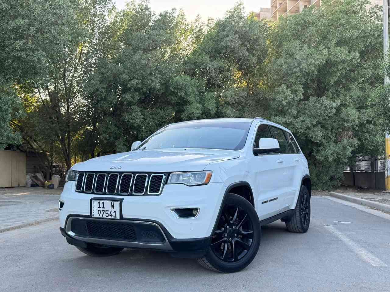 سلام عليكم ورحمة الله وبركاته سياره للبيع جيب لاريدو نص فول
موديل 19 امريكي 
سياره جاهزه من كلشي 
مكان السياره المنصور 
السعر 230 
لاتصال ***********
سياره بسمي ثاني يوم احولك 
تحياتي للجميع
