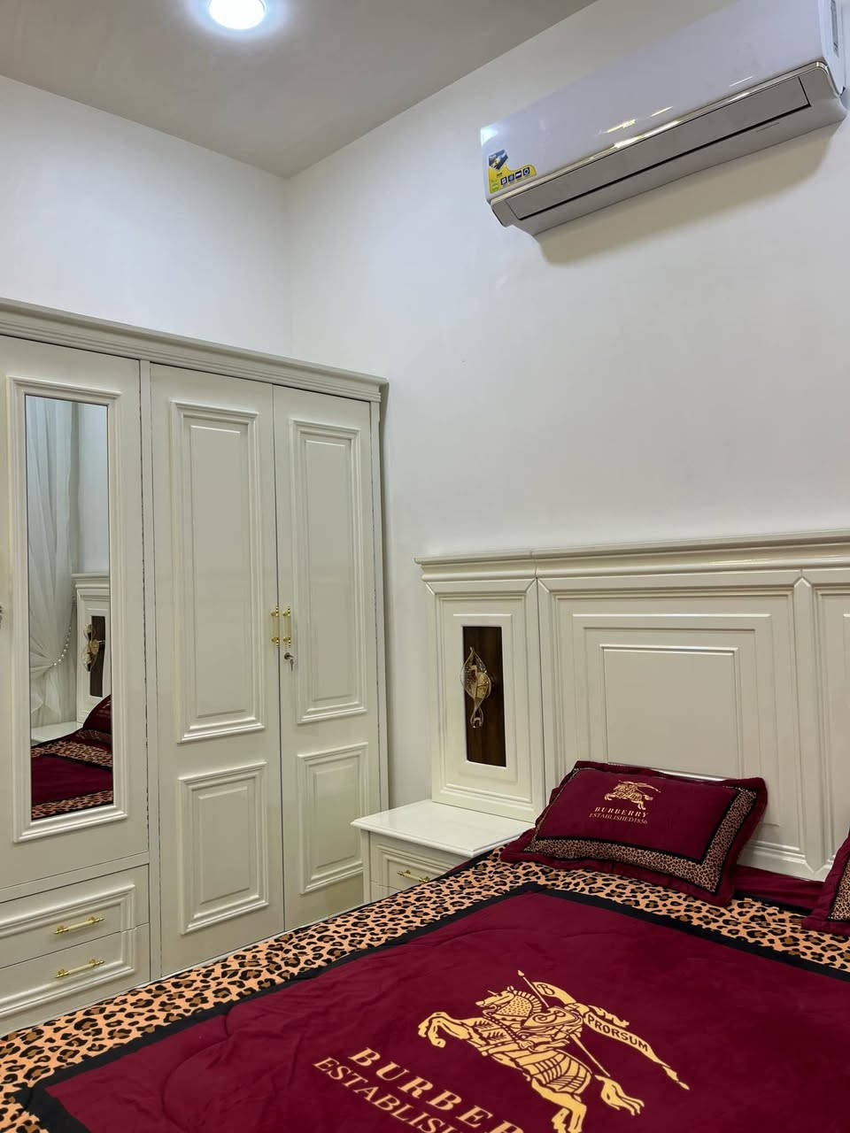 للبيع  

غرفة عراقية تصميم تركي مستخدمة اقل السنة نظافة 100 ب ٪
السعر مليونين وبيه مجال بسيط جداً 
للأستفسار اكثر المراسلة ع خاص 
 أو الاتصال على الرقم 👇🏻
***********
