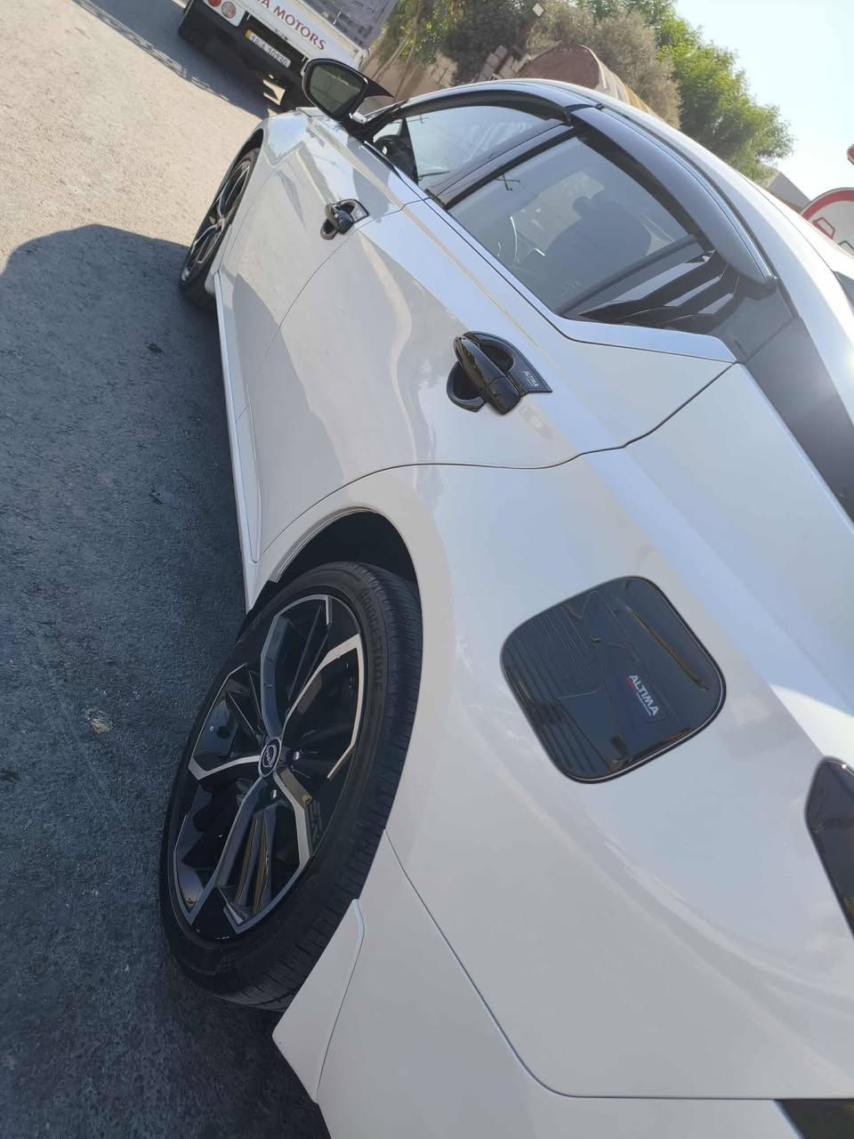 السلام وعليكم التما موديل 23 مواصفات sr ظررها موظح بل منشور جملغ ونصف الباب بدون دخل بدون اربك رقم اربيل الدولي هزه وسنويه جديد ابسمي ممشه السياره 25مايل وشرط كلشي بيها كفله وإحلا من الصوره مكان السياره كربلاء السعر 175وبها مجل بصيط للتوصل عل رقم ***********
