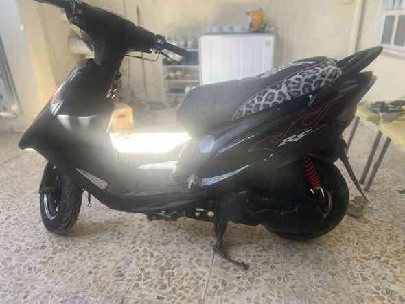 السلام عليكم للبيع ماكس عدله بوشه 49مكينه بلادي ناعمه كلش شلعه معدل خير من الله كفرات ختم واحد بيها ويل نجمه كهربائيات كلها شغاله لايتات عالي ناصي نكره سلف الدراجه جديده كلش ومابيها نقص 
المكان بغداد الشعب 
السعر 750وبيها مجال
استفسار ***********
