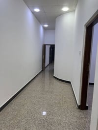 شقة أرضية • غرفتين • مناوي لجم
