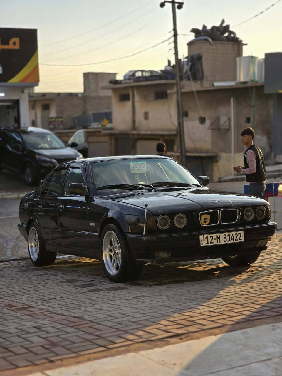 سلام عليكم  للبيع او مراوس حسب القناعه
525 كبس كير عادي
طخم امام جديد 
طخم خلفي جديد 
كير ومحرك شرط 
ويل ام اصلي شرط 
تايرات جدد 
رقم نينوى دولي 
داخل جلد بدون صاج 
موديل ١٩٩١ 
شرط الوكاله والتحويل 
نقوصات السياره سلايت فالته الايطه الي تكعد بل سجه 
وبدون كابون مامسجله شرط 
اكسل مقفول يعني بطناش ومعدل 
سياره ماينقصها غير ستر الله 
السعر ٥٥ وبيها مجال متوازي ع بيعتها 
بيها ضربه بجهات السايق واصل للشاصي ٤ اصابع ومعدله وجاهز السياره 
***********
***********
وتساب موجود ونيت موجود واتصال موجود
