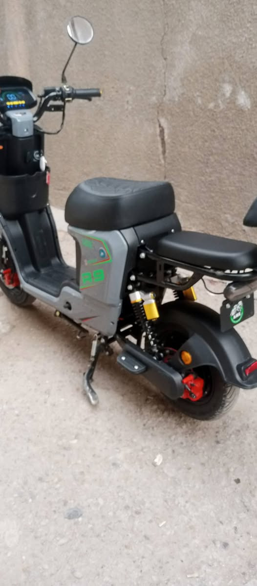 السلام عليكم للبيع دراجه شحن نوعية ار 9 شركت ونلي وبطاريات ونلي 5كبار جديده بعدها الدراجه استخدام سبوعين بعدها ماماشيه بس980 كيلو  حيل نضيفه دبل اشاره ولايت زنون عالي ناصي هورن اشاير يمنه يسره  اربع نمر نضام البارك والرجوع للخلف سرعه 110 مكاني بغداد جديده سعر 475 وبيها مجال ***********واتساب.
