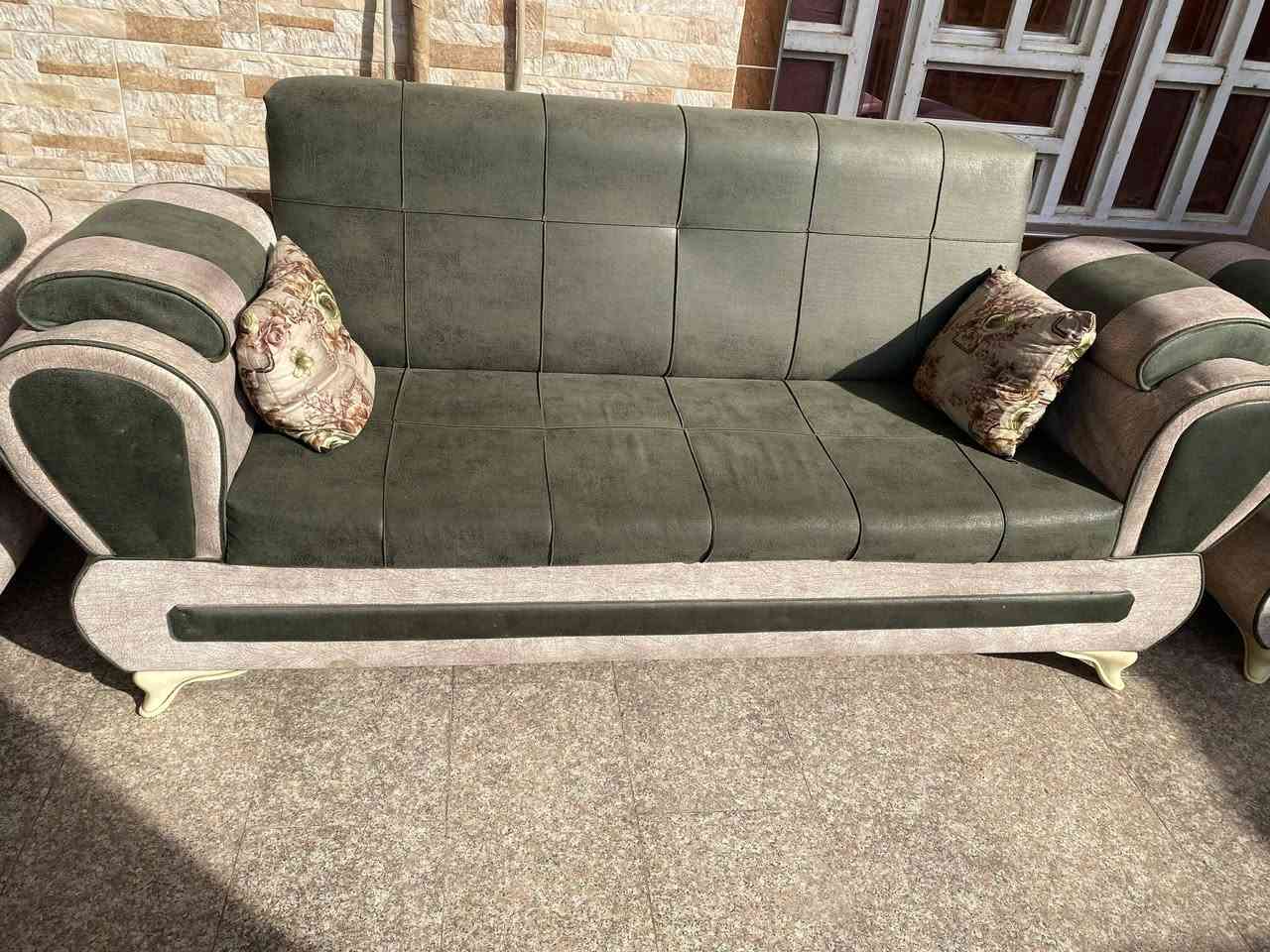 السلام عليكم تخم نظيف يحتوي على كرسيين وقنفتين كبار  وقنفه وسطيه مابي اي كسر والقماش ماله نظيف  السعر 300وبي مجال العنوان كوت اي استفسار اخر مراسله الصفحه او الاتصال بل الرقم ***********
