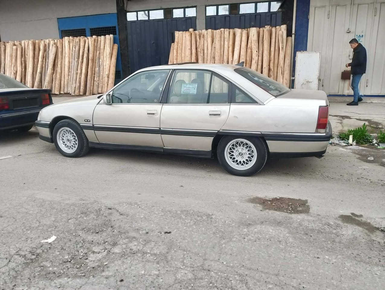 السلام عليكم اوبل اوميكا للبيع حجم 20 كير توماتيك جامات كهرب سلايت كهرب وايرمنيه كلها شغاله طخم تايات جديد سنويه عضم موديل 91 مكينه وكير جدد مال كصه شادهم جديد شرط سياره نضيفه مال جناي اربع قطع صبغ بدون ضرر تطويز بس السعر 45 وبيها مجال مكان السياره موصل الايسر ***********_***********
