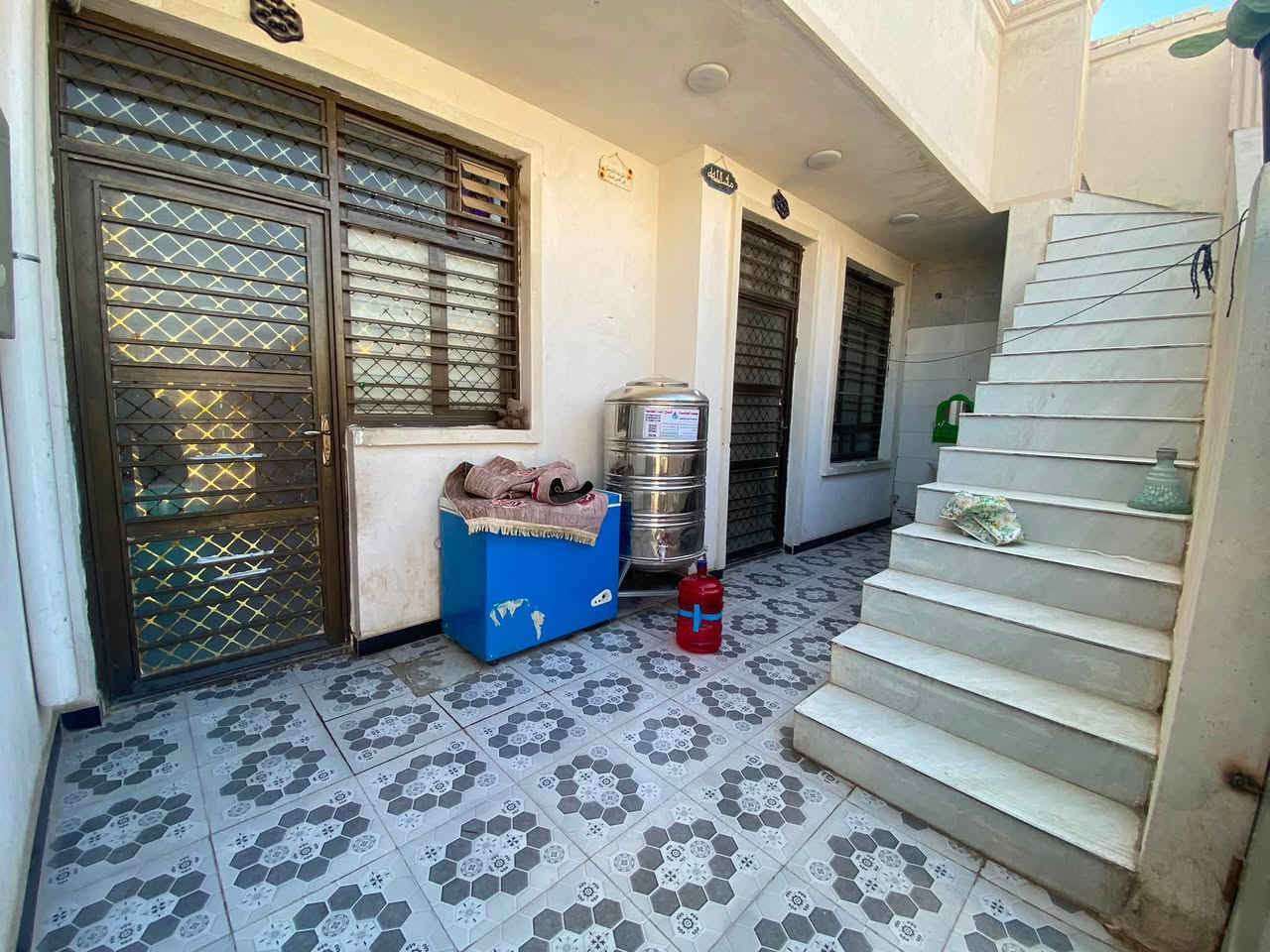 سلام عليكم  دار للبيع 105متر زراعي  17 بناء طابوك يتكون البيت  استقبل مطبخ غرف النوم1كبيره وا الثانيه 3*3 حمام داخل البيت وخارج البيت  الموقع شهدا البياع قرب اسوق علي التميمي السعر67  وبيه مجال  إستفسار عل الرقم*********** واتساب
