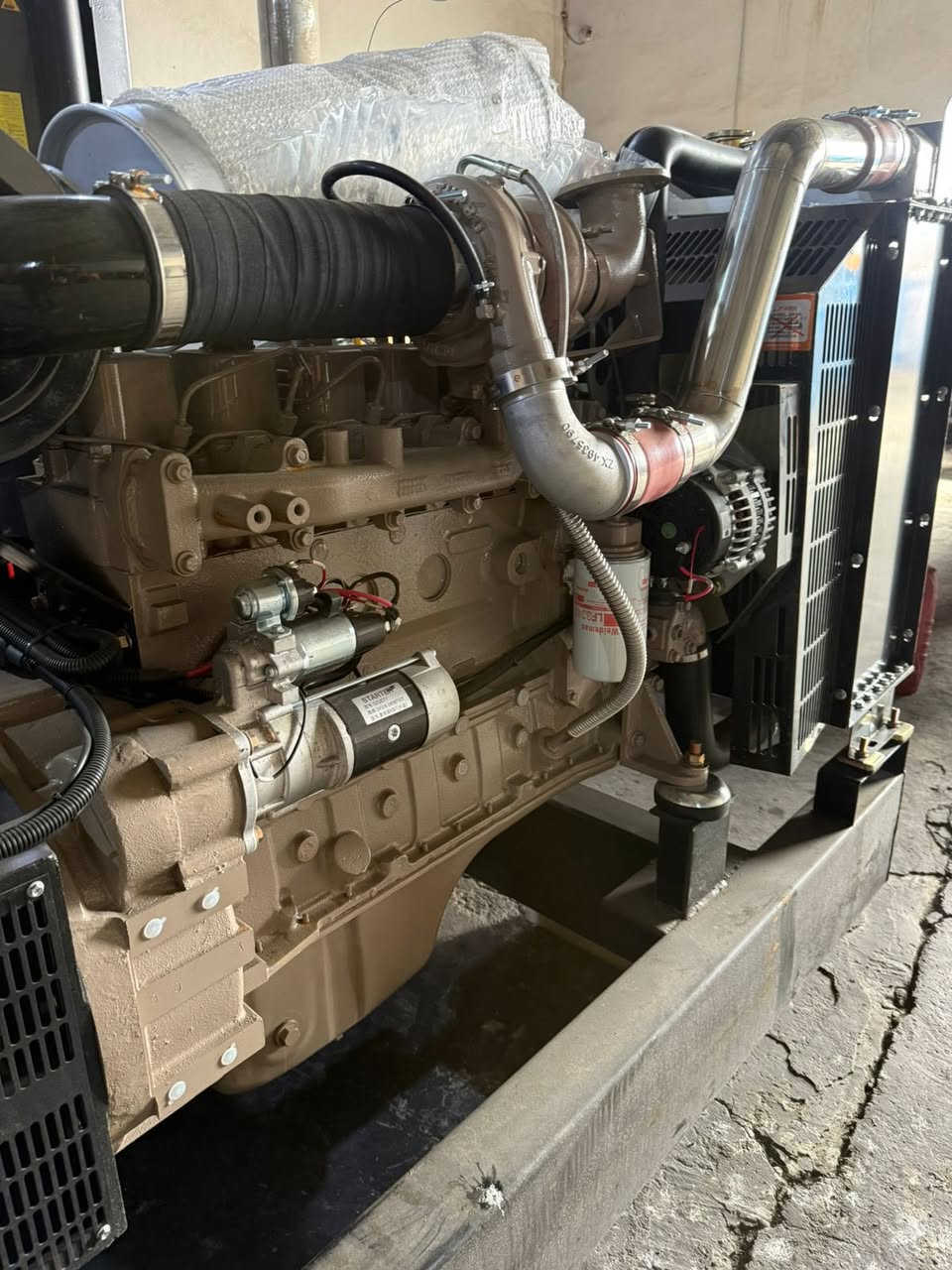 السلام عليكم 
مولد كمنز 102 /12 ولف 
150 kv
مولد زيرو صفر ما مشتغل 
مجدد بالكامل
للأستفسار/***********
ابو محمد الاعرجي
