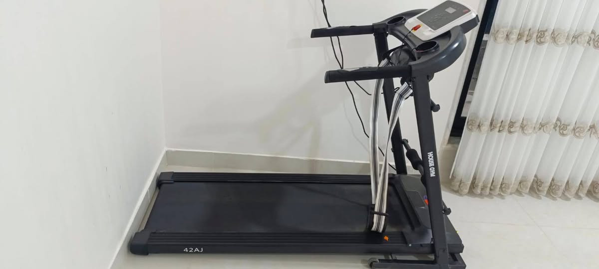 ( مستعمل استعمال قليل جداً - المكان بابل قرب المحكمة الجديدة) السعر 250وبي مجال قليل
جهاز سير كهربائي من إنتاج شركة YIJIAN، طراز DK-42AJ. 
 محرك تيار مستمر بمغناطيس دائم 
الطراز: 42AJ 
القوة: 2.0 حصان (HP)
الجهد الكهربائي: 180 فولت 
التيار: 3.2 أمبير 
السرعة: 4500 دورة في الدقيقة (RPM)
نطاق السرعة: من 0.8 إلى 12 كم/ساعة 
أقصى وزن للمستخدم: 120 كجم
مساحة الجري: تقريباً 1200 × 420 ملم.
المميزات الإضافية: مزود بنظام امتصاص صدمات (نوابض صفراء كبيرة في بعض الإصدارات) ونظام تزييت ذاتي. 
 المخصص لضمان طول عمر المحرك وتقليل الاحتكاك


**إذا كنت صاحب هذا الإعلان وتريد حذفه لأي سبب، رجاءا أرسل رسالة إلى الدعم الفني**