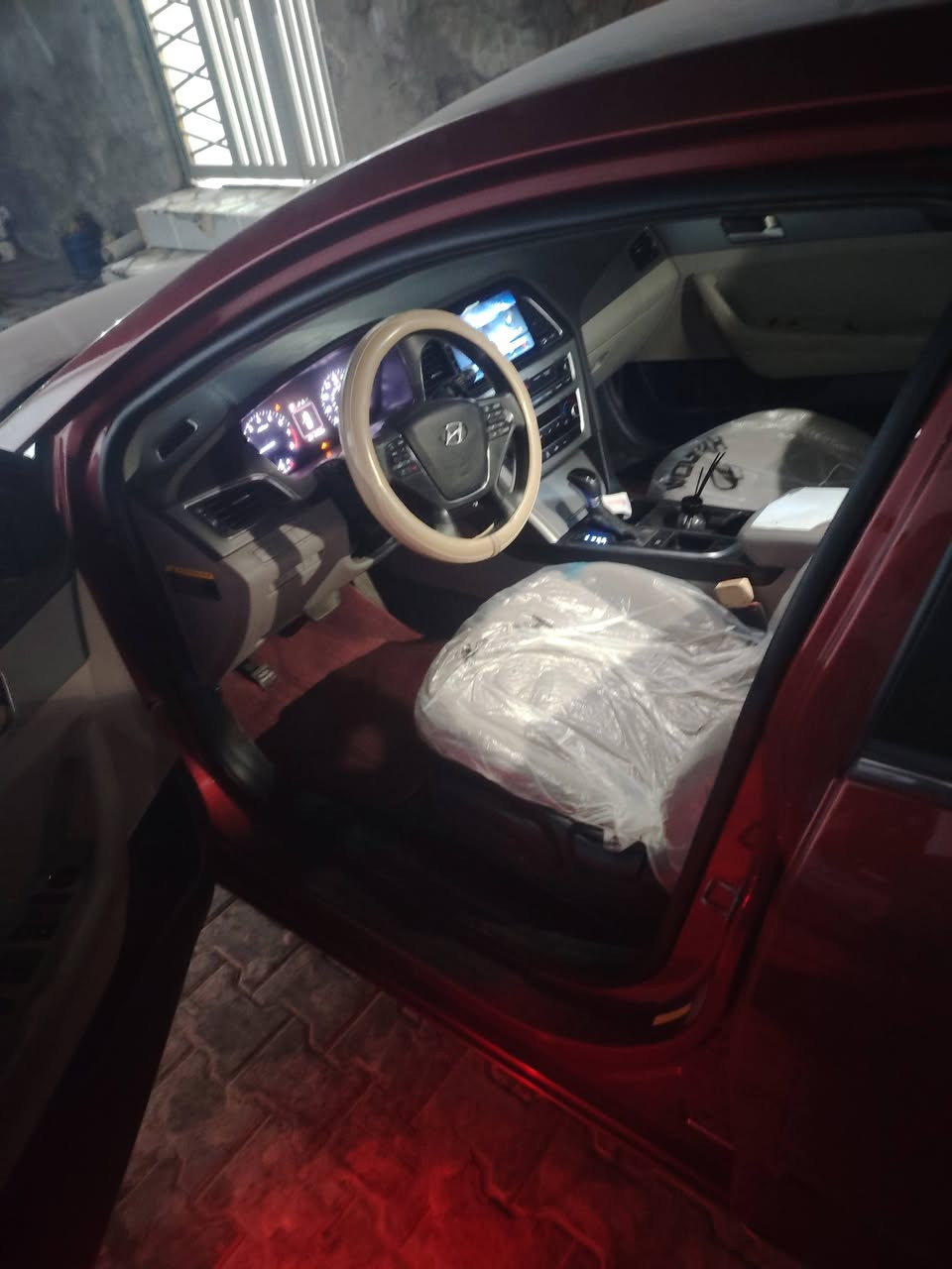 سلام عليكم قرأة الوصف قبل الاتصال هونداي سوناتا وارد 2016 لون احمر رقم اربيل وكالة أو تحويل
غرامات مصفرة سياره جديده ومال جناي 
تبريد حدادية تخم تاير 
حادثه فقط البنيد والباقي كفالة وشرط بدون داخل 
لا شواصي ولا لغود
السياره مواصفاته نص فول ومحرك ٢٤٠٠ ويل رصاصي ماصدات خليجي سياره مرتبة واحلى من الصور 
تحكم ستيرن شاشة كامرة ٣ انضمه قياده داخل لونين
مكانها كوفه رقم الهاتف *********** سعرها ١١٥ وبيه مجال وترهم مراوس حسب القناعه
مع تحياتي للجميع ❤️
