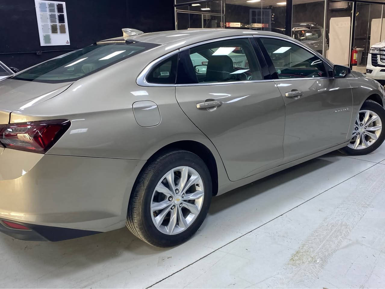 السلام عليكم 
للبيع او مراوس 
 ماليبو 2022 LT لون ذهبي 

ماشيه 60,000 mi

الضرر/ حادثها باب خلفي جهة الراكب مبدل ومصبوغ ونص الجاملغ الخلفي ايرباك راجع سستم شركة 
بجم كبس شواصي لغود محرك كير كفالة عامة 

السيارة رقم بغداد بأسمي  

مواصفات LT المعروفة
🔴 بصمه ابواب + جنطه
🔴 تشغيل عن بعد 
🛑محرك 1500 توربو ✈️
🔴سايد بريك بصمه
🛑لدات اماميه نهاري 
🛑تبريد مناخي منفصل SYNC
🛑تبريد قطعتين امامي خلفي 
🛑شاشه كبيره 
🛑خرائط Gps📌
🛑كامره خلفيه دوارة 📷
🛑كروز مثبت سرعه
🛑شاشة ضبط واعطال بل دشبول

السياره جاهزه ونظيفه جداً بدون نواقص تخم تاير جديد 
مع ادامة تنظيف غرفة احتراق وتبديل هايدروليك الكير 
السعر // 127 بيها مجال بسيط 
مكاني بغداد السيدية  
***********
متوفر اتصال و واتساب بغداد, العراق
