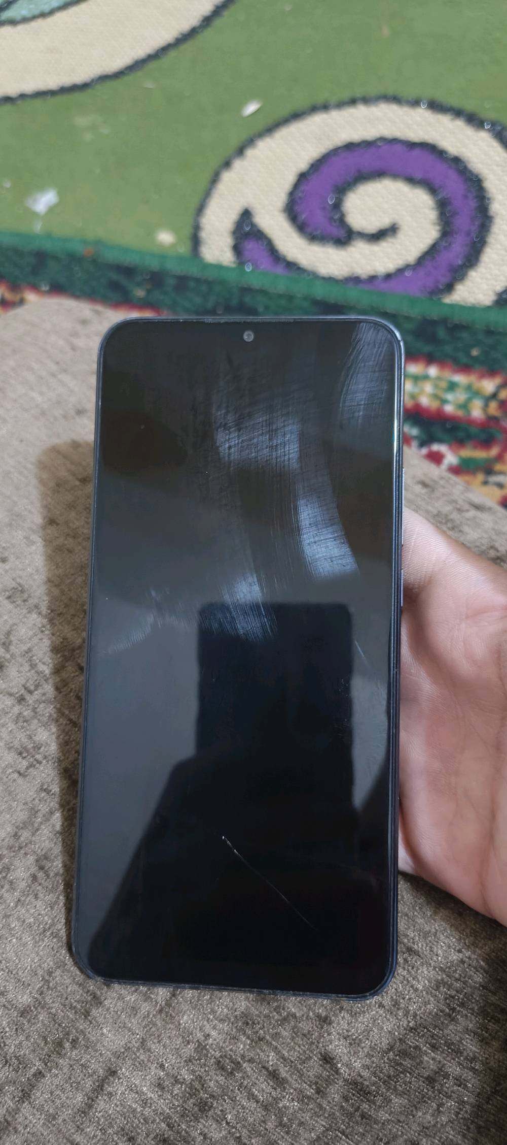للبيع أو المراوسة: هاتف Redmi 9. الجهاز مستعمل بحالة جيدة، شاشته مقاس 6.53 بوصة تقريباً. توجد بعض الخدوش البسيطة في الشاشة، لكنها لا تؤثر على اللمس أو الأداء الداخلي أبداً. الظهر بحالة جيدة جداً مع ملامح بسيطة للاستعمال. السعر عند الاتفاق، ومستعد للمراوسة بأي عرض مناسب. للتواصل، يرجى إرسال رسالة."
حبيبي هذا Redmi 9 بأي نسخة بالضبط: 3/32 لو 4/64؟: 
النسخة الثالثة: 128 جيجابايت مساحة تخزين مع 6 جيجابايت
شكد عمر الجهاز؟ وبي أي صيانة أو تبديل سابق مثل بطارية أو شاشة أو مدخل الشحن؟: 
غيه تبديل شاشة فقط
البطارية شلونها هسه، تصمد زين لو بيها ضعف؟ وكل الوظائف شغالة طبيعي مثل الكامرة، السماعة، المايك والواي فاي؟: 
نعم كل شيء شغال وبشكل جميل 
الجهاز ويا الشاحن/الكرتون/العلبة لو بس الموبايل؟: 
فقط الهاتف 
وين موقعك بالعراق حتى إذا واحد يريد يشتري يگدر يستلم إيد بإيد؟: 
اناصرية في الصالحية