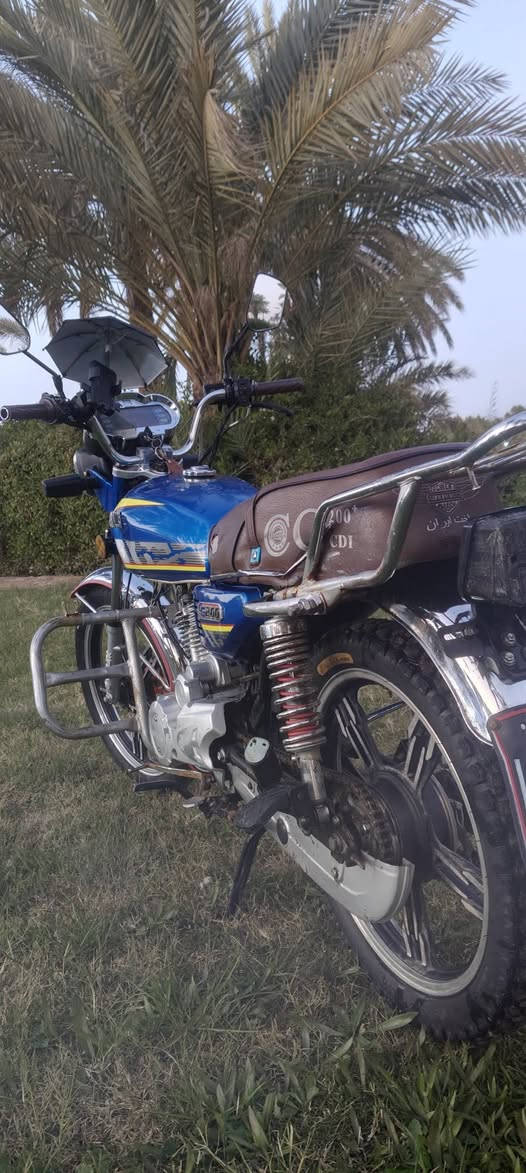 سلام عليكم اخوان دراجه ايراني 2024 محرك 200 دراجه كدام عينك تفحص يم اي فيتر يعجيك مكاني بغداد مشاهده من القرب من مطعم ابو
 جليعيده 
رقم الهاتف ***********
( مستعجل عل بيعتها)
سعر 550 وبيها مجال
