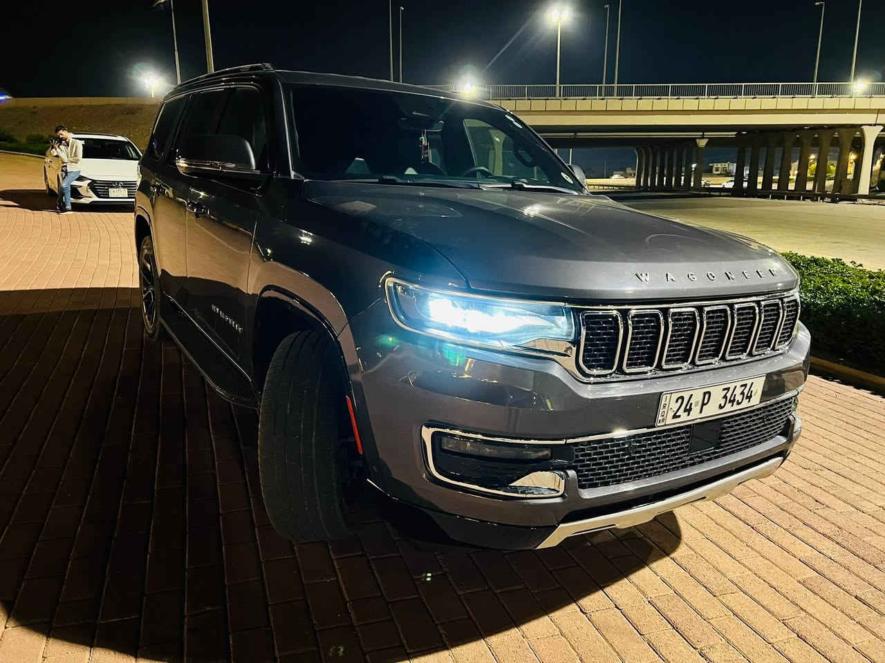 ✨ للبيع | Jeep Wagoneer 2022 ✨�🇺🇸 وارد أمريكي — فئة فخمة Full Option
🚙 Jeep Wagoneer (WAGONEER)
▪️ محرك HEMI 5.7L V8 ثمانية سلندر�▪️ فل مواصفات (ما عدا فتحة السقف)�▪️ 7 مقاعد جلد فاخر�▪️ مقاعد كهرباء + ذاكرة (Memory)�▪️ تدفئة + تبريد للمقاعد الأمامية والخلفية�▪️ تبريد مركزي قوي�▪️ شاشة كبيرة متعددة الوظائف�▪️ شاشات خلفية للركاب�▪️ كاميرات 360 محيطية�▪️ رادارات أمامية وخلفية + تنبيه�▪️ رادار بالمرايا + إشارات بالمرايا�▪️ Lane Assist (مساعد الخروج عن المسار)�▪️ 5 وضعيات قيادة مختلفة�▪️ جير إلكتروني (Mouse Shifter)�▪️ ستيرن كهربائي مع تحكم كامل�▪️ بدالات البنزين والبريك كهربائية�▪️ دخول ذكي + تشغيل بصمة�▪️ بصمات على الأبواب�▪️ باب خلفي كهربائي مع شفط�▪️ داخلية فخمة صاج�▪️ منظومة صوت BOSE أصلية�▪️ لايتات زينون أصلية�▪️ ويلات 22 إنج بلاك أسود بلادي�▪️ جميع المواصفات المعروفة للواكنر الفل
📍 الممشى: 51 ألف مايل فقط�📍 رقم دهوك المميز (شمالي)
⚠️ ملاحظة:�ضرر أمريكي خفيف بالمقدمة، البونيد شبرين تقريباً، مصلح بنفسه بنيد فقط، والأربكات سليمة 100%.
💰 السعر: 34,500 دولار ونص�(قابل للتفاوض بالمعقول)
📞 الهاتف:***********�*********** 
🔥 سيارة تجمع بين الفخامة والقوة والراحة، نظيفة جداً وجاهزة للفحص بأي مكان.
