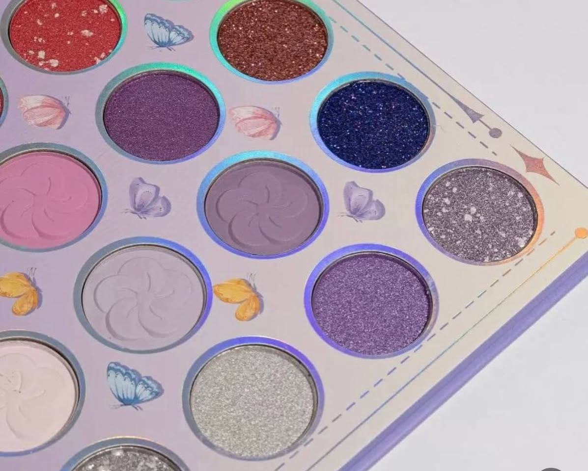 باليت
متوفر هذا الباليت ويحتوى على عدد ألوان وكذالك اضائة وبلاشر بعدة ألوان وحجمة كبير وبتصميم لطيف 
السعر ٥ التواصل واتساب *********** او خاص ♥️.
