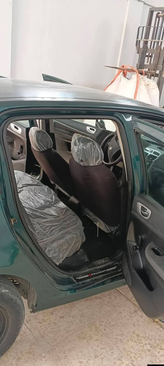 للبيع بيجو 307 موديل 2005 السيارة بيها جاملغ مبدل بس بدون ضربه كير محرك تبريد كهربائيات كله شغال داخل انضف من الصور 55 وبيها مجال رقم بغداد 
***********
***********
