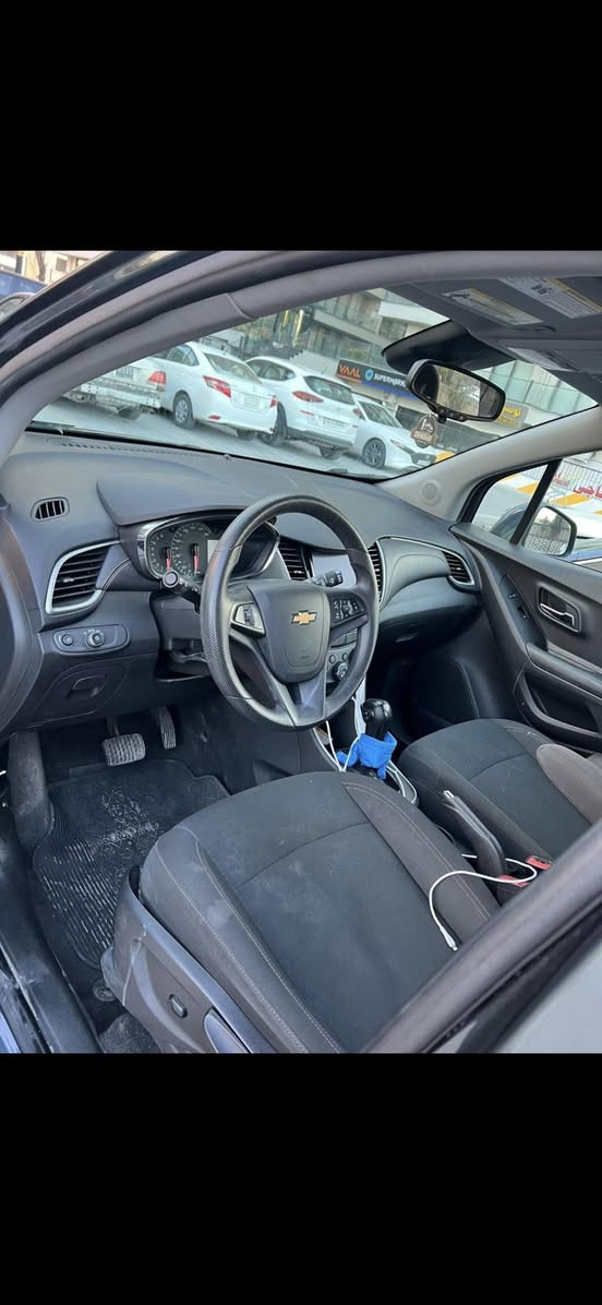 سلام عليكم 
شوفرليت تراكس موديل 22 سياره بدون دواخل ٣ قطع ايرباك فقط البرده الخلفيه السعر 110 
***********
