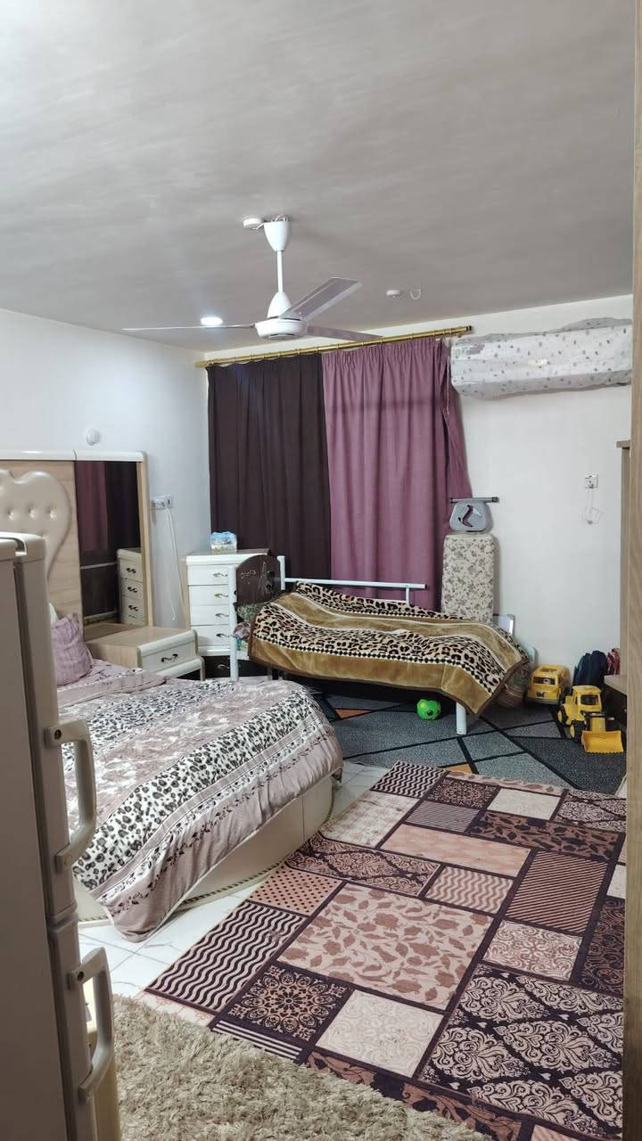 100 متر جديد // 3 // طوابق يحتوي الدار على صاله + مطبخ + غرف نوم عدد //4 // صحيات عدد // 3 // مكان البيت جدا راقي قرب شارع مدير الأمن للأستفسار مراجعه مكتب الفهد للعقار او الاتصال *********** او خاص
