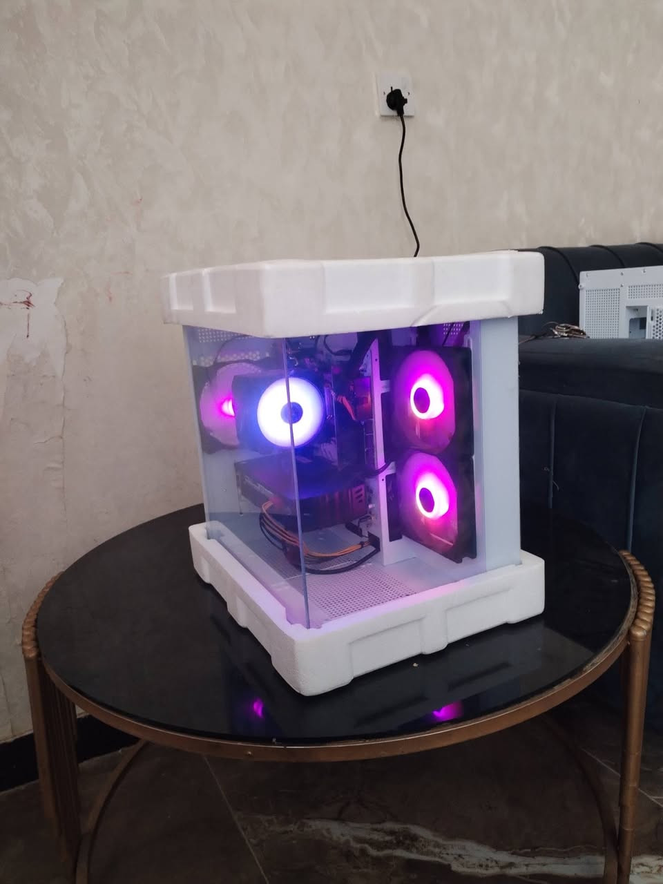 الكيس البيع السعر 400 قفل
الكارت RX 580  8GB
المعلج R5 3600
البورد  B450 pro   
البور سبلاي 650 واط الصلي 
هارد 500 كيكه
الرام  8 تردد 3200 
القطع كلهن جدد 
الكرتونه مال الكيس موجوده
وين تريد يعجبك تفحصه فحصه 
واساب
***********
