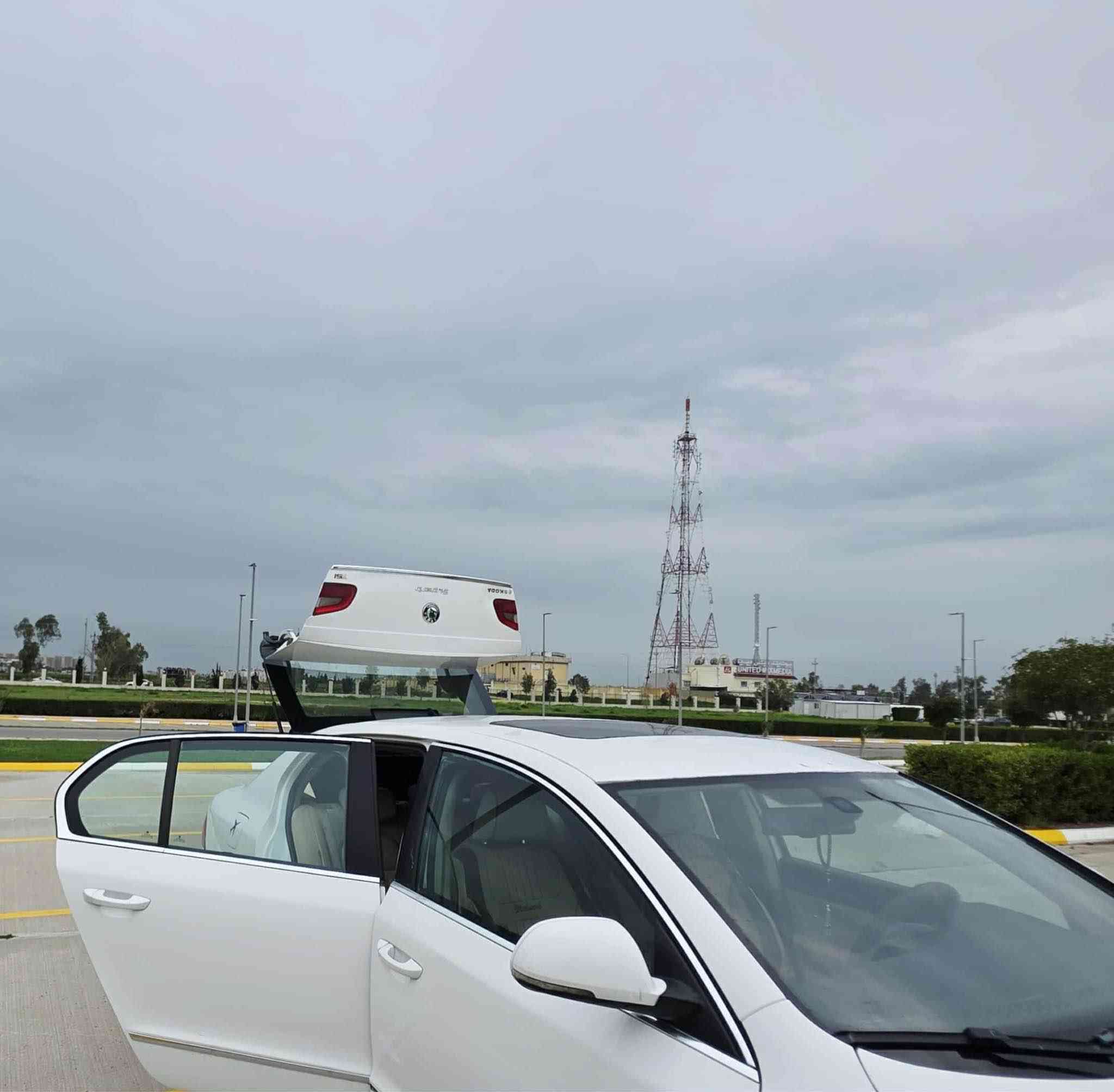 سـکـۆدا  سـوپربــي
2013  فـوول مــواسـەفـات
‎کوشن هیتەر
مـەکـیـنـە 20و تـۆربۆ
گیر و مەکینە بەشەرت
‎کوشن کارەبای

‎ کوشن خە‌زن

‎ کوشن جلد و ناو زە‌رد‌ 

‎ ئاوێنە کارەبای 

‎ئاوێنە ئیشارەت و ژێر لایت

‎ئاوێنە هیتەر

‎ئاوێنە کۆنترۆڵ
‎ (واتە‌ لە‌ كاتی بە‌گ ئە‌خە‌وێت + بە‌ كۆنترۆلیش قە‌پات دە‌بێت ئاوێنە‌ی ھە‌ردوو لا)

‎ئاوێنە دژە تیشک

‎جام پەردە (٣ پە‌ردە)‌ 

‎جام کۆنترۆڵ (دادە‌خرێت و دە‌كرێتە‌وە‌ )

‎ھە‌روە‌ھا سیستە‌می داخستنی جام و سلاید لە‌ كاتی باران بارین ئە‌گە‌ر بیرت چوو بێت 

‎فلچە‌ ئۆتۆ

‎سیدی بۆكس 6 سیدی  ئوكس و بلوتوس میمۆری ھە‌روە‌ھا 10مکەبەرە واتە هەر دەرگایەکی پێشەوە سێ مکەبەرەو هەردەرگایەکی دواوەدوو مکەبەرەی پێوەیە

‎سڵایت کۆنترۆڵ (واتە‌ بە‌ كۆنترۆل داخرێ) 

‎سەقف سڵایت 

‎سەقف تاقەشەمسی 

‎لە‌ كاتی راگرتن لە‌بە‌ر خۆر ھە‌وای سارد دێنێتە‌ ژوورە‌ وە‌ 
‎بۆ ئە‌وە‌ی ناوی زۆر گە‌رم نە‌بێت 

‎ئۆتۆ پارک  (خۆی پارکین دەکات)

‎حاسە پێش و دوا 

‎بلاجیکۆر ( ئە‌توانی وای لێ بكە‌ی لە‌گە‌ل پێچ كردنە‌وە‌ش بۆ ئە‌و لای ئە‌تە‌وێت داگرسێت )

‎سێ شێوازی سندوق 

‎سندوق ئاسای

‎سندوق جانتای

‎سێیە‌م شێواز دە‌بێتە‌ كلكی دوپشك 

‎ھە‌روە‌ھا سندوق سحب

‎سستەمی دژە کحول واتە کەسێک مشروب لەڕێژەی یاسای خواردبێتەوە سەیارەکە ئیش ناكات یاخود ناتوانی خێرا شۆفێری بكە‌یت 

‎‏ESC سیستەم دژە وەرگەڕان واتە لە پێچ و لۆفە خۆی ڕاست دەکاتەوە 

‎سستەمی ساحیبە واتە هەربۆنێک هەر دووکەڵێک لەناوەوە بێت ئۆتۆماتیکی سەحبی دەکاتەدەرەوە

‎سستەمی دژە خلیسکان 

‎سستەمی کەمی هەوای تایەکان

‎سستەمی تەواو بونی بەنس

‎لایت کلینەر 

‎لایت زینۆن

‎لایت کارەبای

‎لایت ئۆتۆماتیک 

‎واتە لەهەوراز لایتەکان بۆخوارەوە دەچەمێتەوە بۆ بەرو خواریش لایتەکان بۆسەرەوەبەرزدەبێتەوە

‎هەروەها لەشەوی تاریک و کەشو هەوای تەم خۆی دادەگرسێ 

‎تە‌بریدی سایە‌ق و سە‌كن جیایە‌ دە‌توانی لای سایق سارد بێت لای سە‌كن گە‌رم 

‎تەبرید مەرکەزی 

‎١٠ ئێرباگ  

‎ئێرباگ قوفڵ واتە دەتوانی قوفڵی کەیت لەکاتی حادیسە ئێرباک نەتەقێت

‎وە‌ ھە‌ندێك مواسە‌فاتی تر كە‌ نە‌م نوسیوە‌ 

‎٦ گێر DSG مە‌رخوب
سعري  ٦٩ مـعـامـەلـە
حیزامە بۆ جوانی بێ لیدران
سەیارەکە لە هەولیرە
‎پاتری تازە
تکایە ئەگەر موشتەری نیت  پەیوەندی مەکە
***********
واتساپ *********** أربيل, العراق
