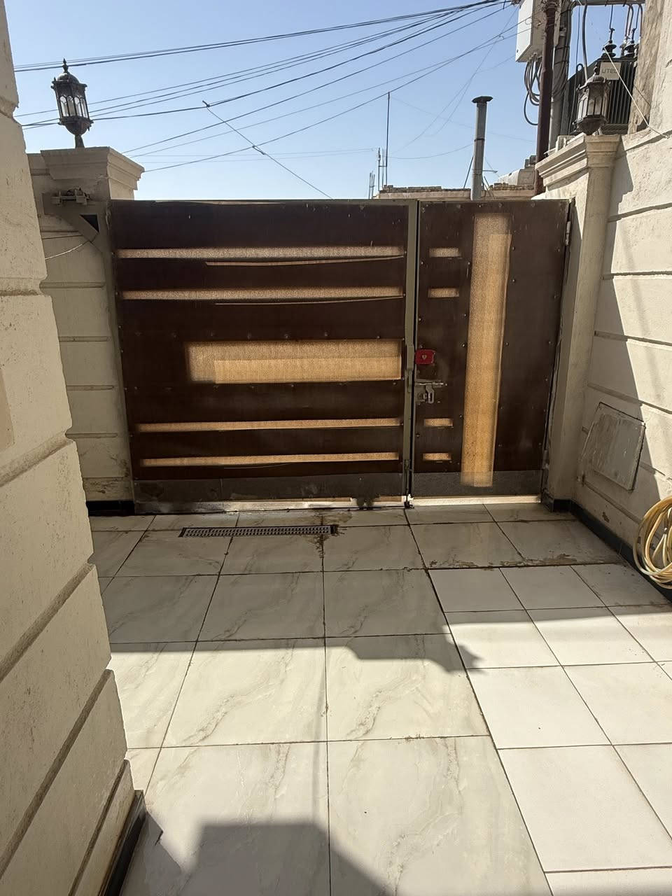 السلام عليكم
الدار للبيع المساحة 100 متر مربع العنوان حي الجامعي شارع السايدين مجاور صيدلية الابرار 
مكون من طابقين 
الطابق الاول يحتوي على :
مطبخ + صالة + استقبال + غرفة منام + حمام + منور + حمام خارجي
الطابق الثاني يحتوي على : 
غرف نوم عدد ٢ + حمام + بلكونه مشتركة + صالة
للاستفسار الاتصال على الرقم 
***********
