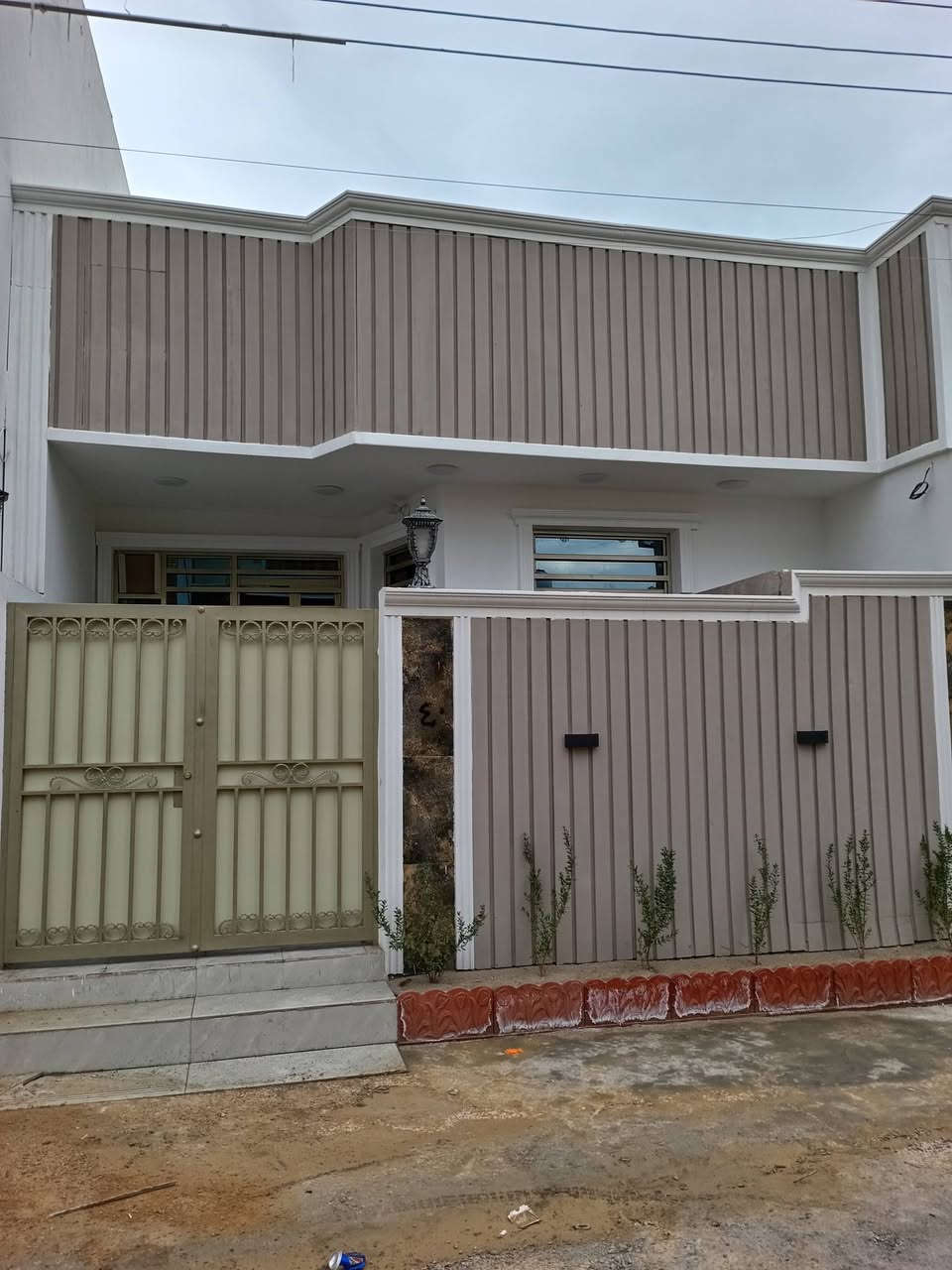 الدار للبيع ١٠٠م واجهه ٦.٢٥ نزال ١٦ طابق واحد يحتوي غرفة نوم واستقبال ومطبخ وصحيات بيت جديد البوعيثه السلطان ٣ للاتصال والاستفسار خاص او *********** و*********** مكتب جبل الوادي للعقار
