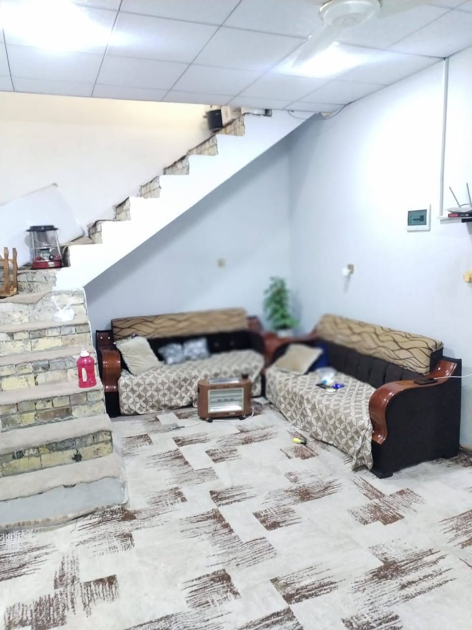 للبيع فقط 57 مليون (متوفر بي كهرباء -ماء- مجاري -تبليط) 
كافة الخدمات متوفره بي وموقعه كلش حلو 
المساحة 106 متر (غرفة -صالة -مطبخ حار وبارد -استقبال -صحيات خارجية وداخليه) بناء جديد وجيران مرتبين 
العنوان :الكوام الغربي (بداية الحي) 

للتواصل : ***********
