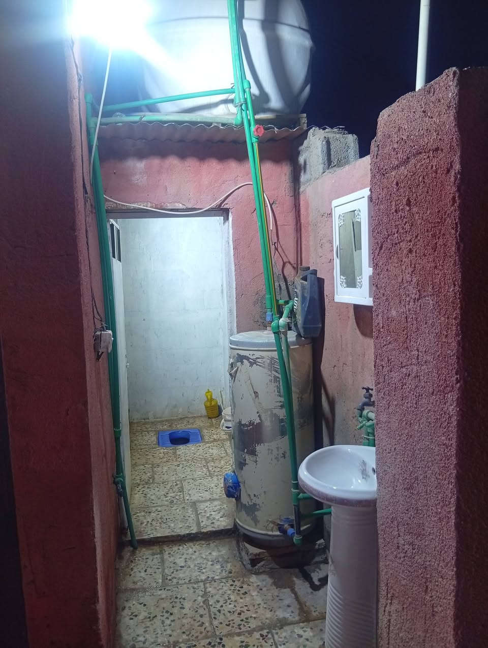 من رخصت مدير الكروب بيت اللبيع مساحته 175 متر كافت الخدمات السعر 26 رقم الهاتف***********
