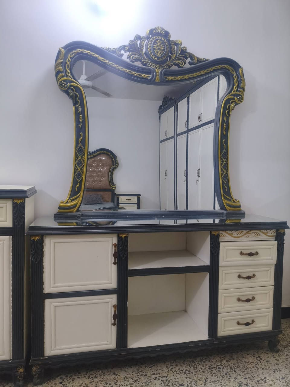 السلام عليكم
غرفه نوم مستعمله ابيض نظافه 80% 
دنك زان مصري 
5ملم خارج hdf
داخل 4ملم صاج
سقف وارضيه بلوك صاج 
ظهر جرجوبه براغي 
رجل زان جعب غزال 
مكان بغداد حي الاعلام 
الاستفسار على رقم 
***********
